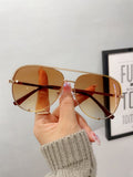 8541 1L-384 Una pieza de gafas de sol de metal de moda con montura de sapo para mujer
