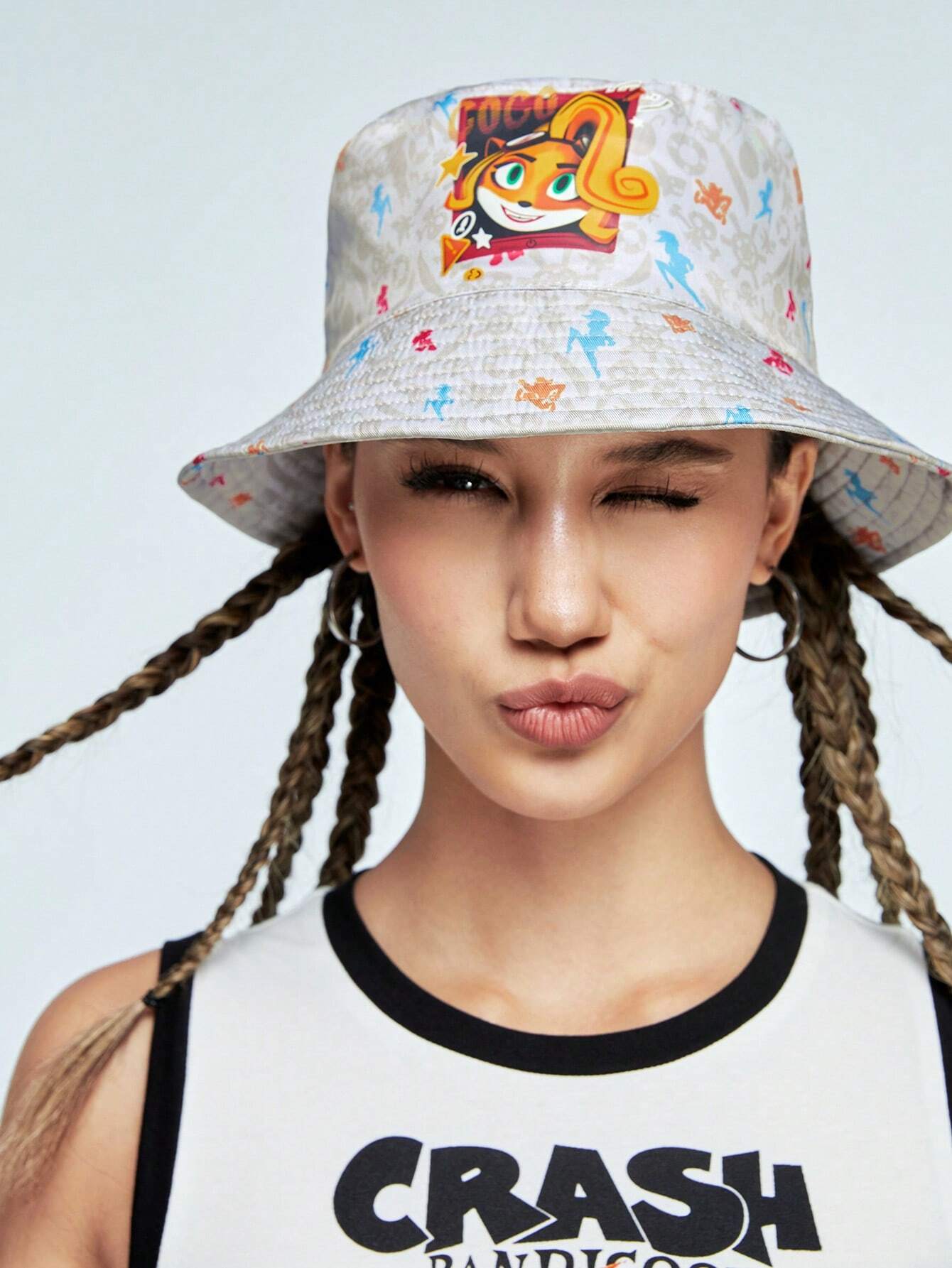 3943 1c-022 Sombrero cubo con letra con estampado de dibujos animados