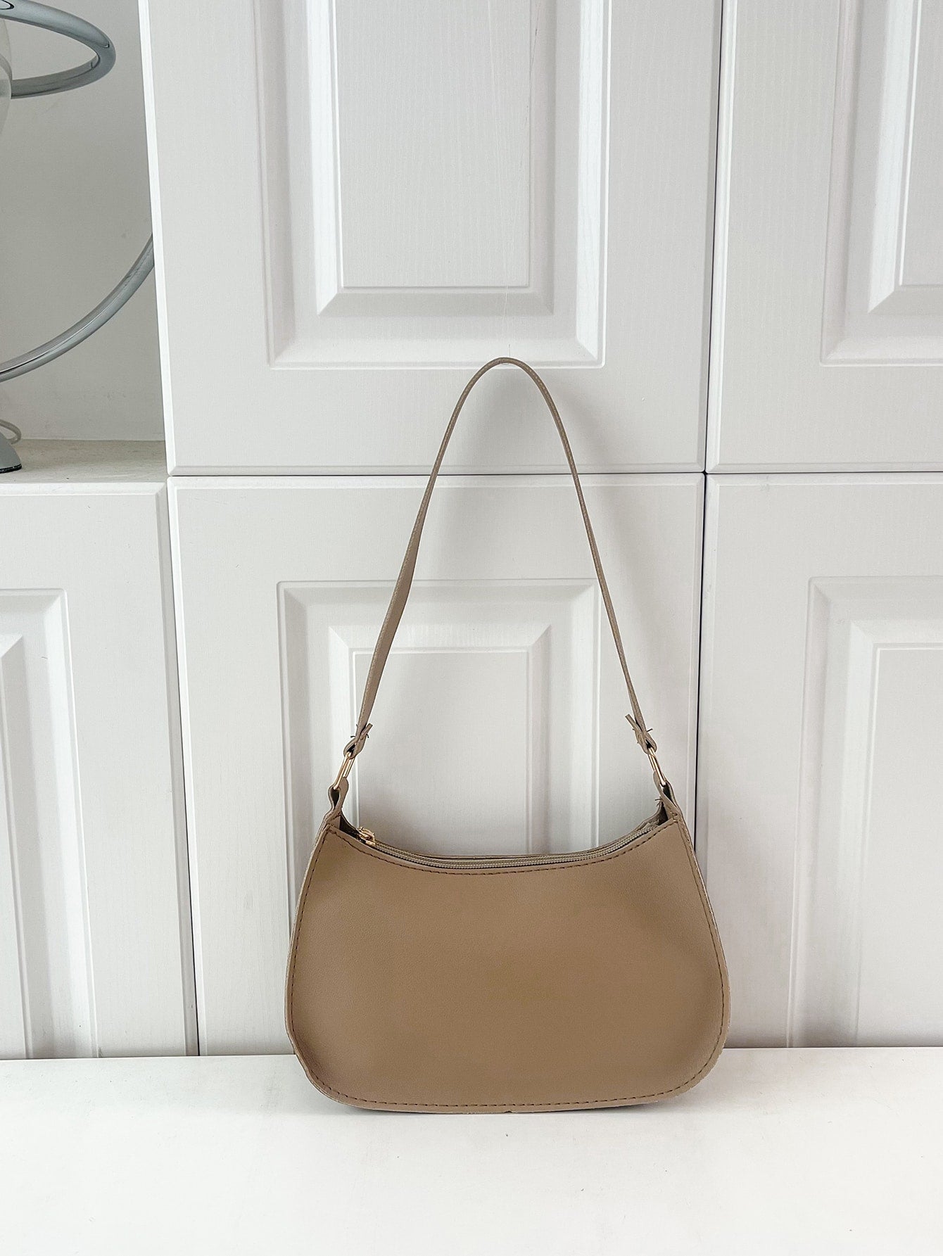 5846 a11-01 Bolso de hombro minimalista en relieve detalle