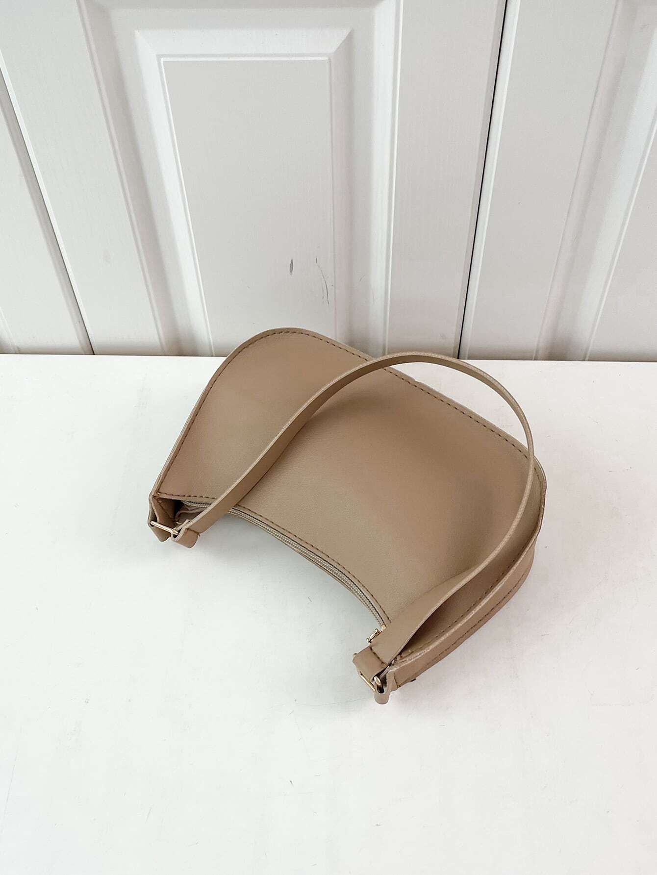 5846 a11-01 Bolso de hombro minimalista en relieve detalle