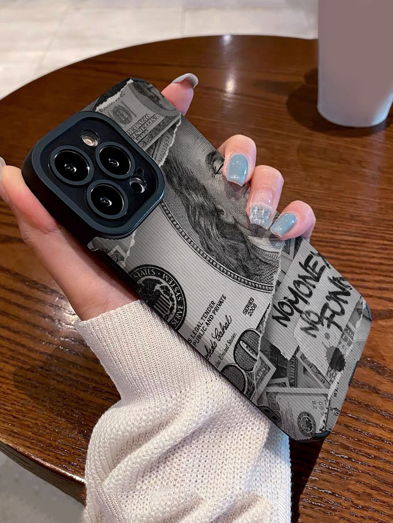 6339 2t-014 Una funda protectora suave negra con apariencia de ojo y estampado de dólares