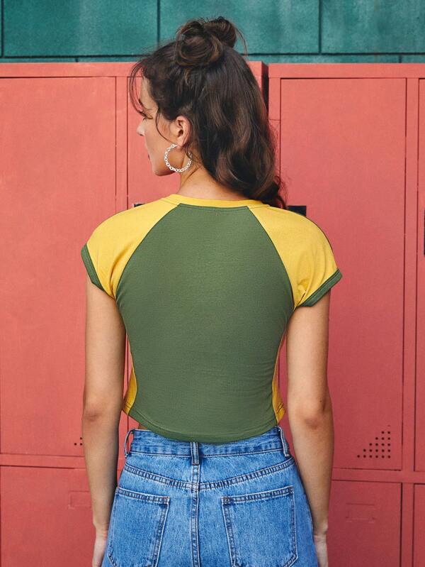 7035 a04-03 Camiseta crop con estampado de letra de manga raglán