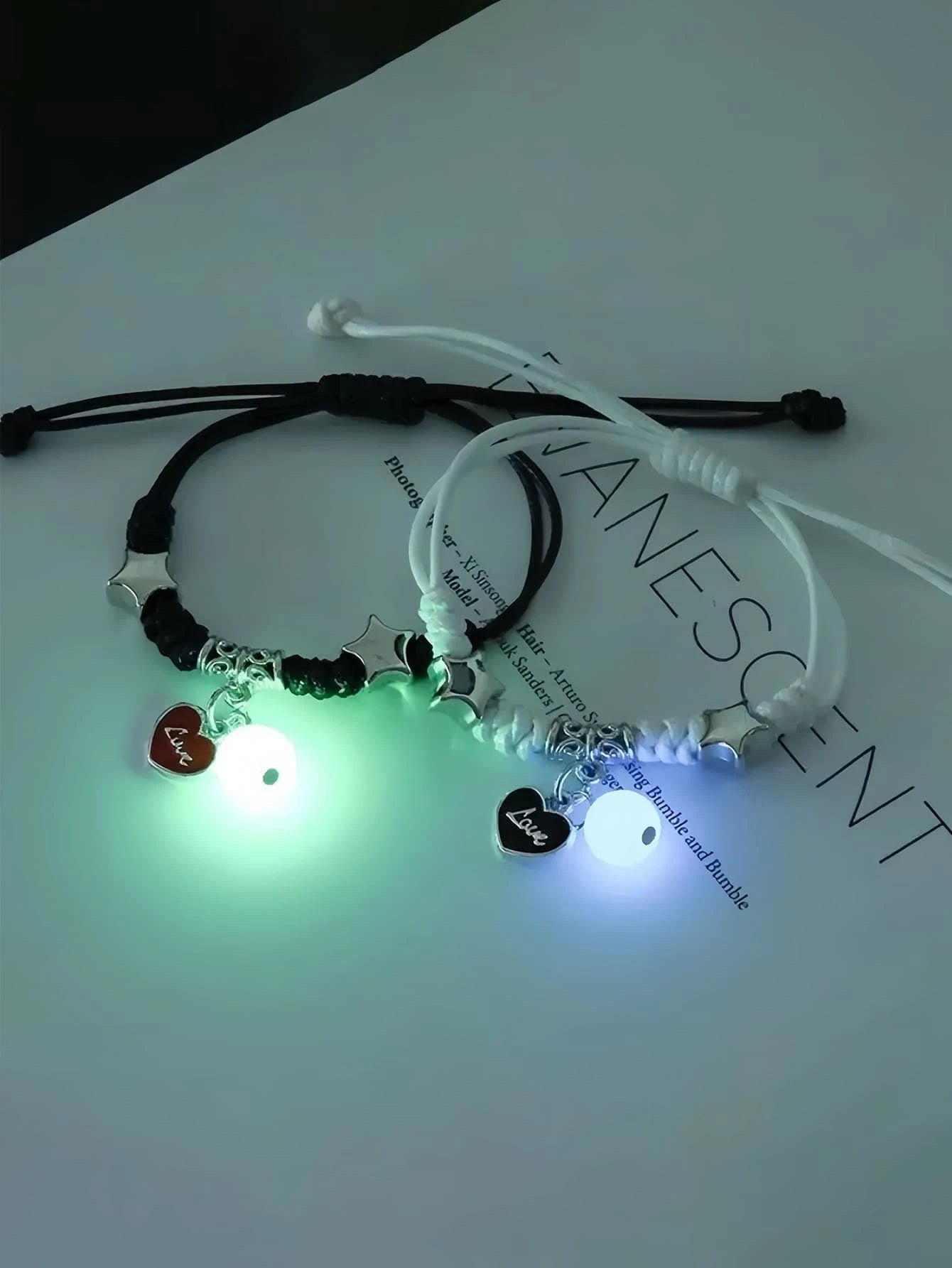 9600 b01-01 Dos pulseras de pareja trenzadas con corazón blanco y negro con luz nocturna