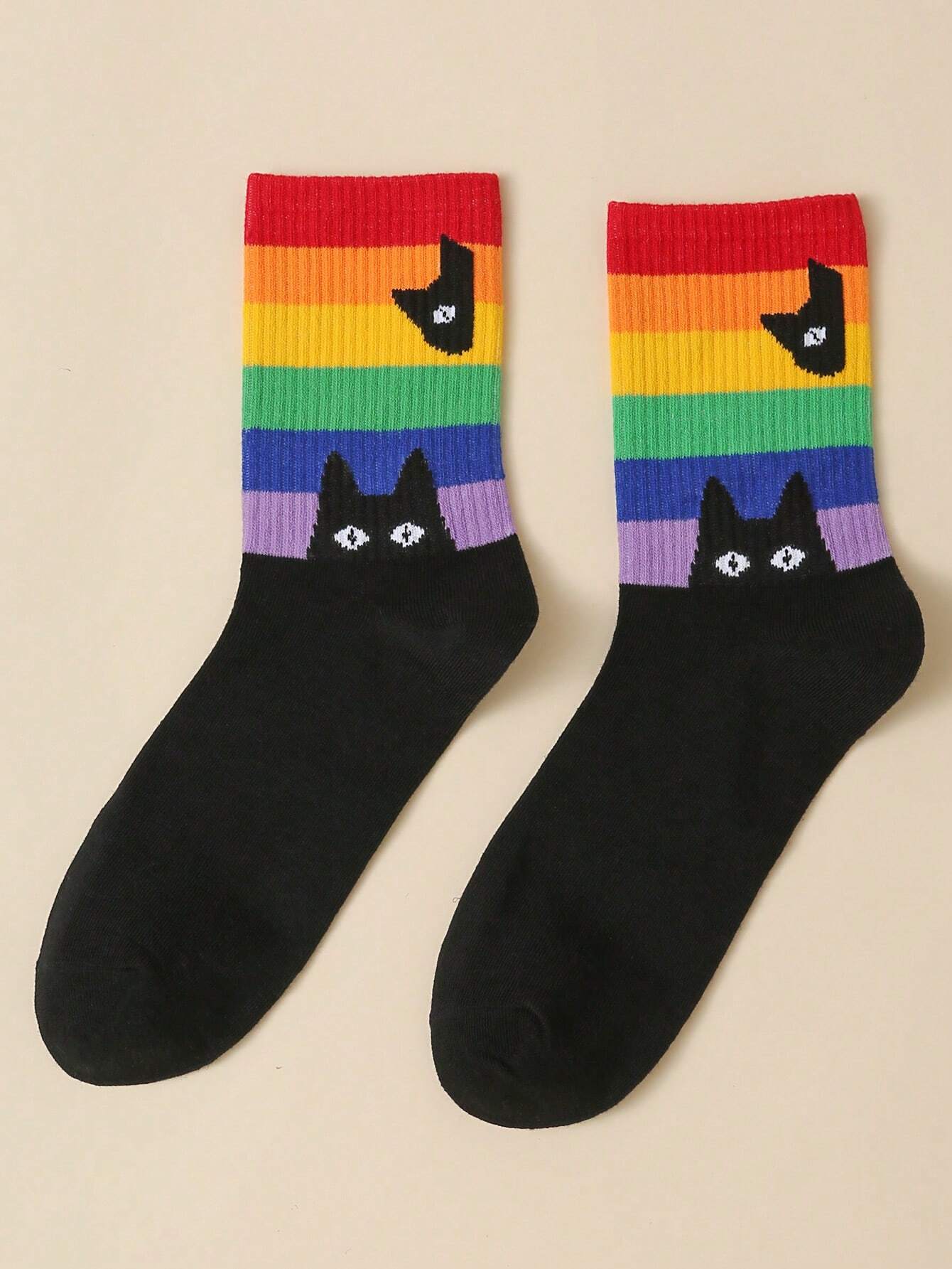 7322 a08-05 Un par de Calcetines hasta mitad de pantorrilla de rayas de arcoíris negro con patrón de gato