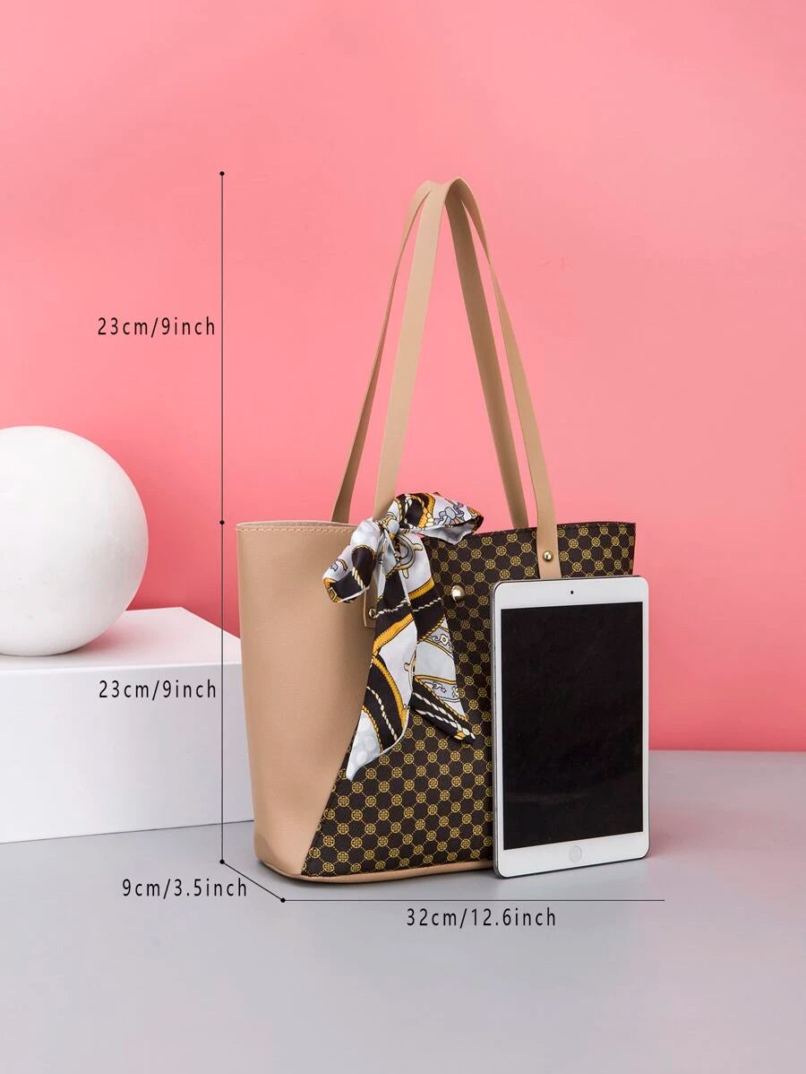 14937 1t-002 Bolso de mano/hombro en color albaricoque con estampado de letra de costura