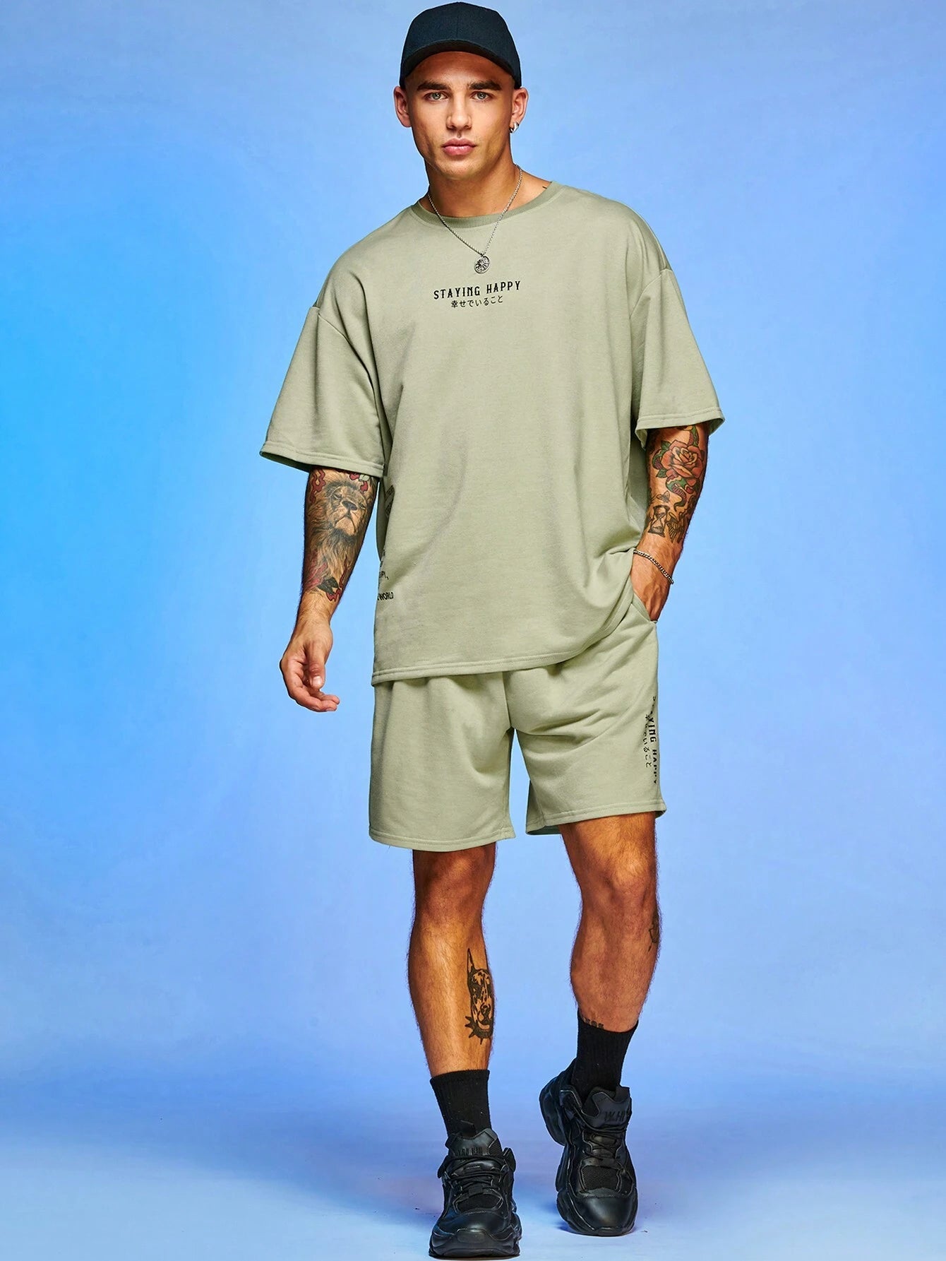 6992 a03-04 Shorts con camiseta de hombros caídos con estampado de slogan
