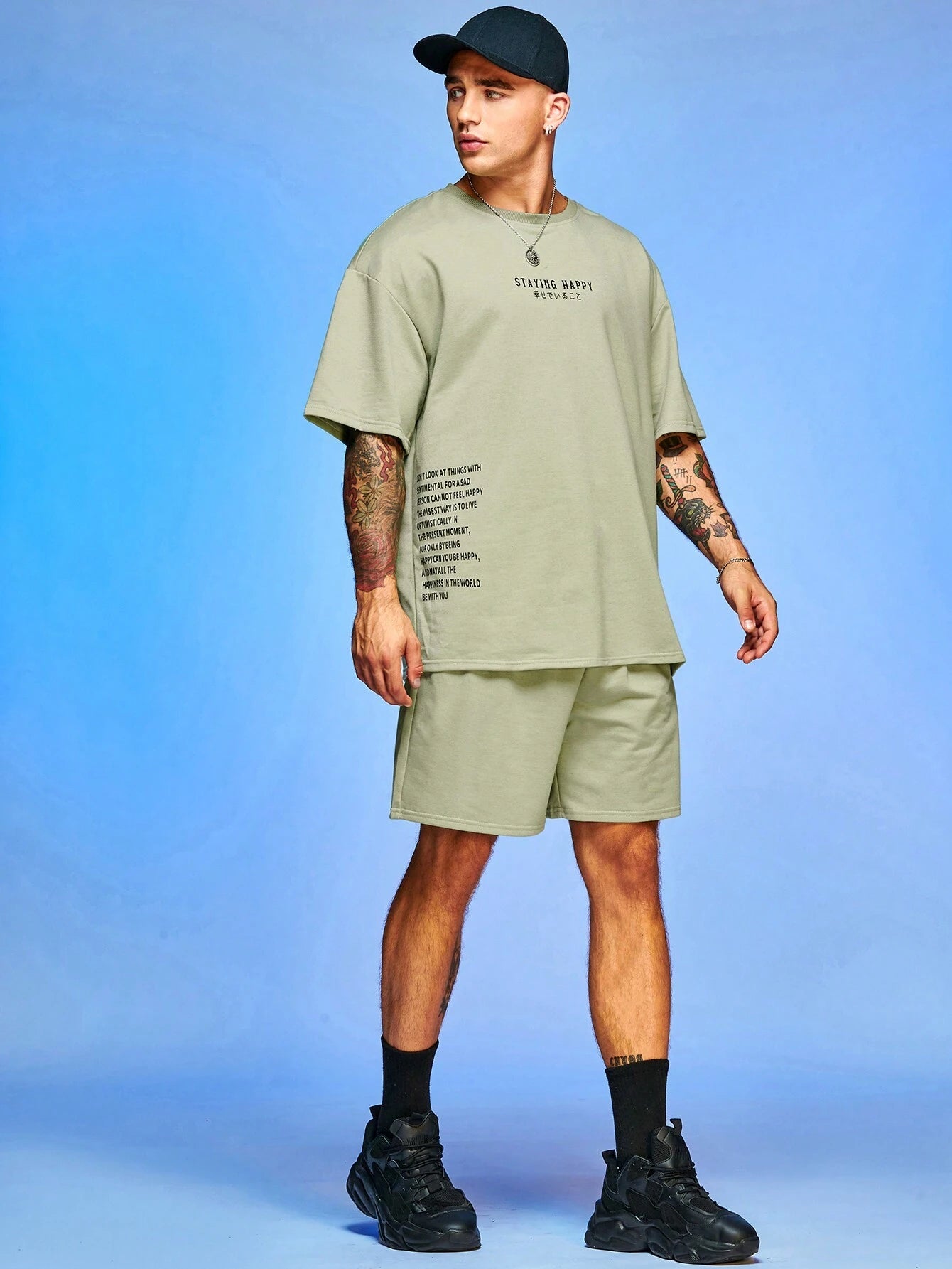 7028 a06-01 Manfinity Hypemode Hombres Shorts con camiseta de hombros caídos con estampado de slogan