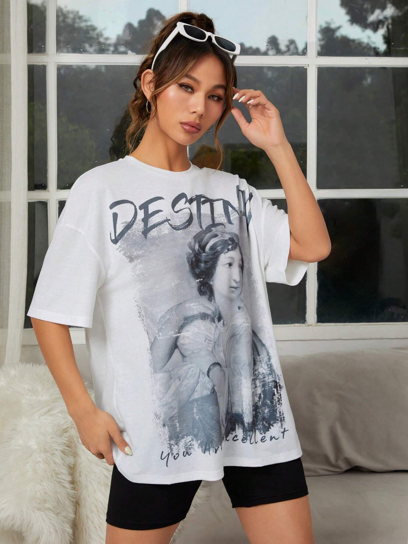 7034 1t-007 Camiseta oversize de hombros caídos con estampado de letra y figura