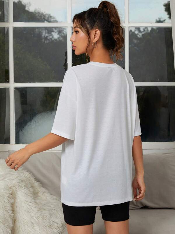 7034 1t-007 Camiseta oversize de hombros caídos con estampado de letra y figura