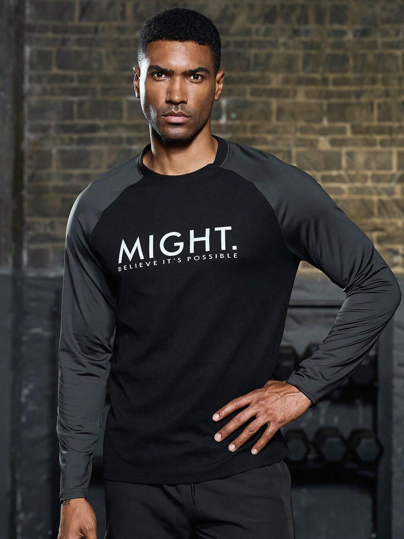 5442 1t-011 Camiseta deportiva con estampado de letra y manga raglán