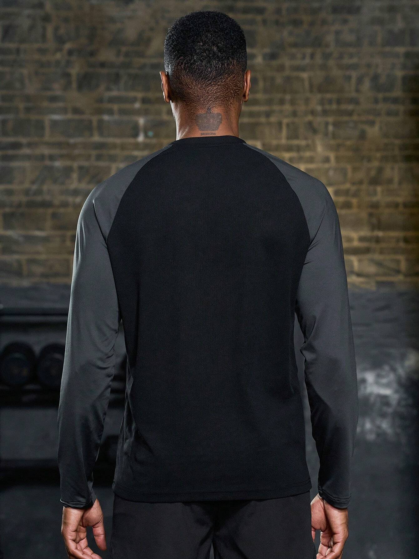 5442 1t-011 Camiseta deportiva con estampado de letra y manga raglán