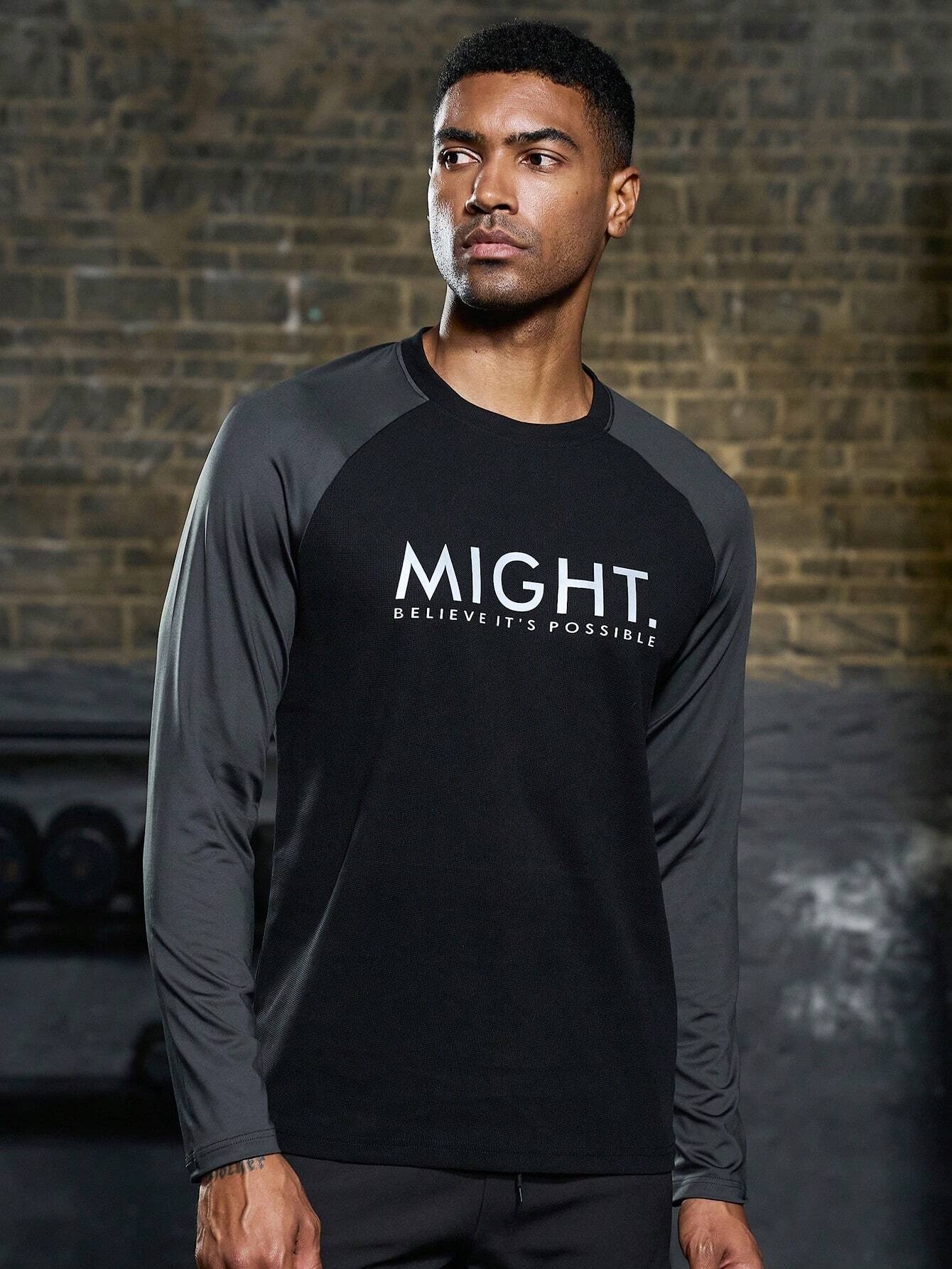 5442 1t-011 Camiseta deportiva con estampado de letra y manga raglán