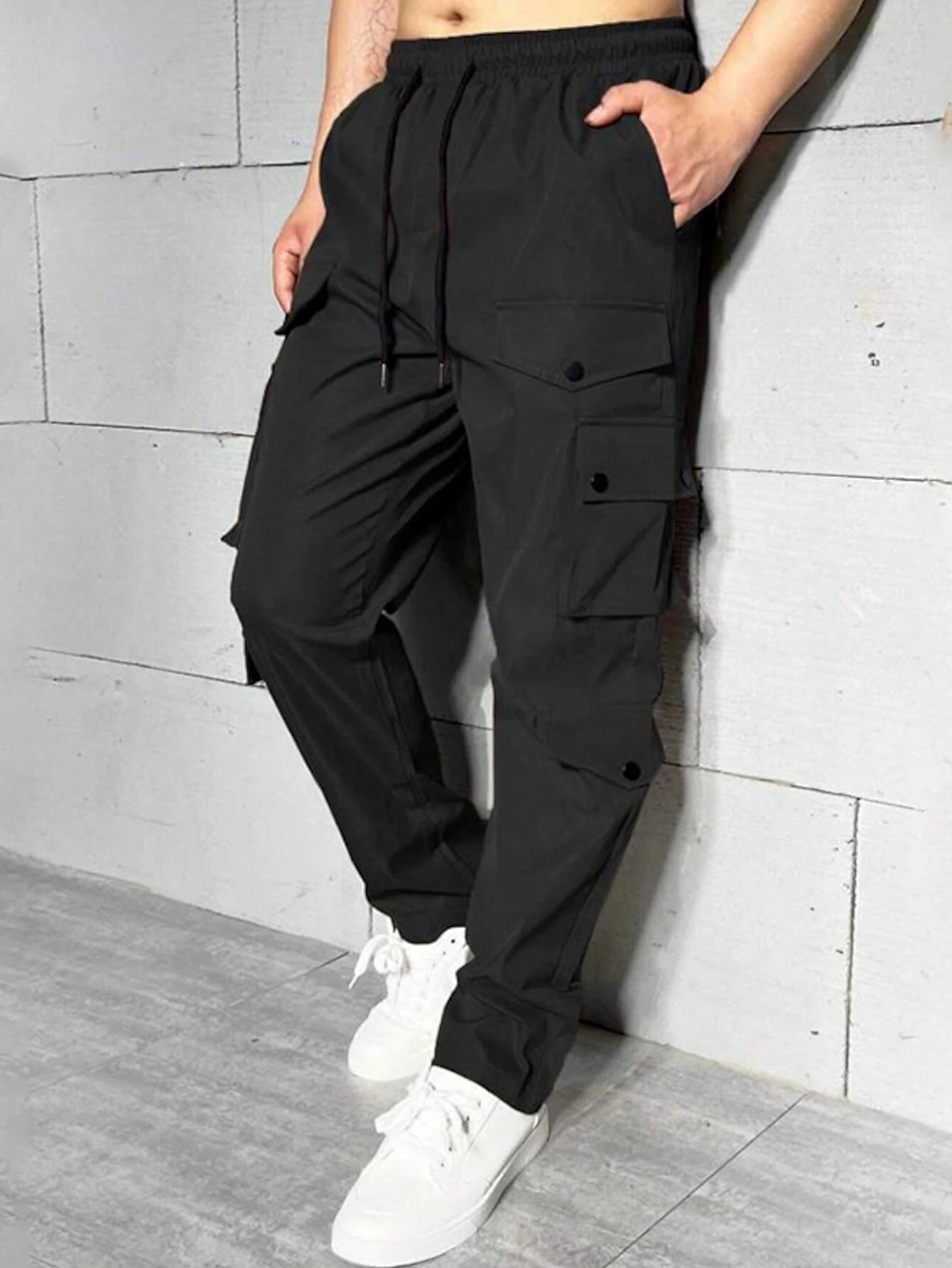 6970 a06-06 Pantalón cargo con bolsillo con solapa y cintura con cordón