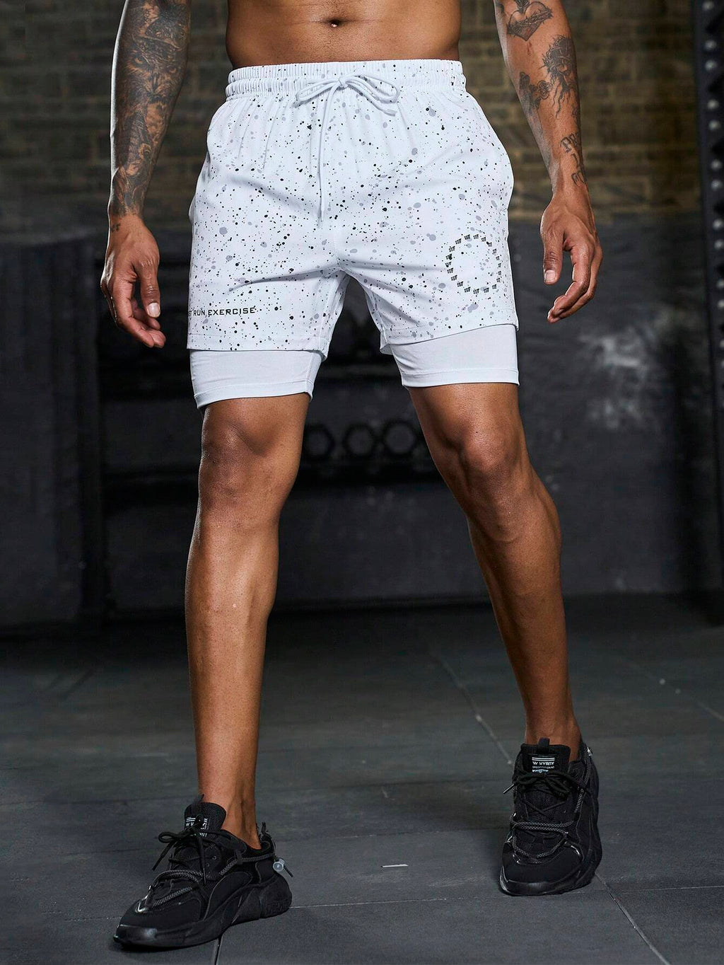 5249 a03-08 Hombres Shorts deportivos 2 en 1 con estampado de letra y cintura anudada con bolsillo para teléfono