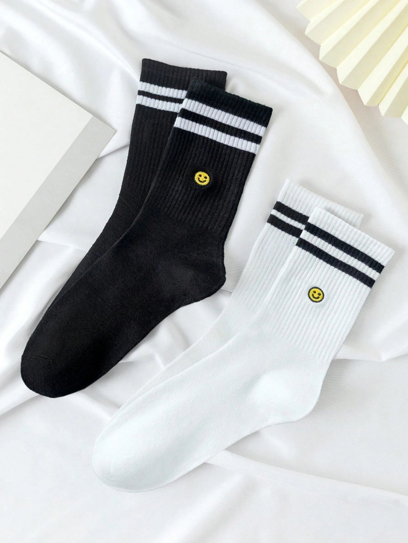 7325 1a-047 Set 2 pares Calcetines hasta mitad de pantorrilla de rayas deportivo de hombres con con bordado con patrón de cara sonriente