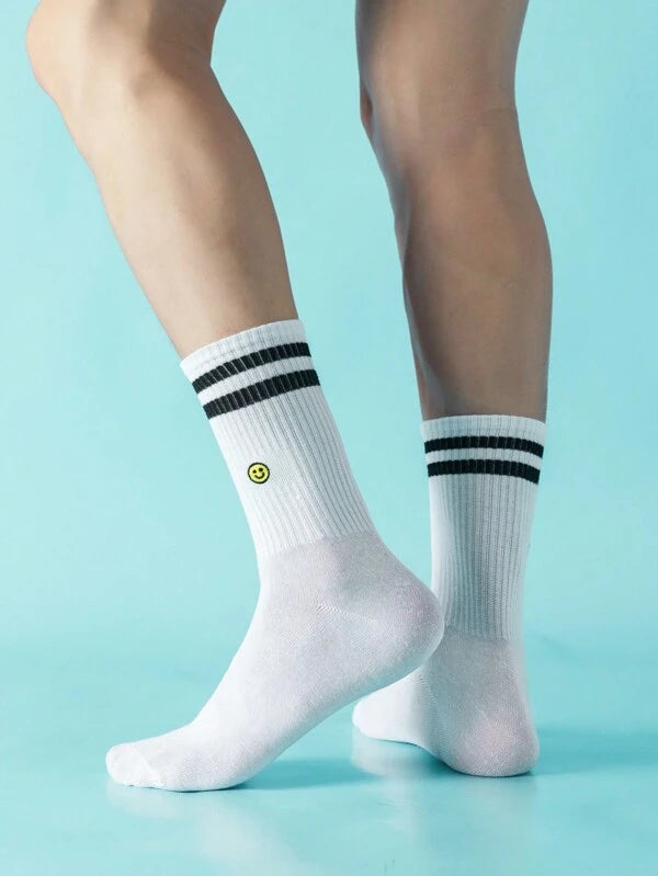 7325 1a-047 Set 2 pares Calcetines hasta mitad de pantorrilla de rayas deportivo de hombres con con bordado con patrón de cara sonriente