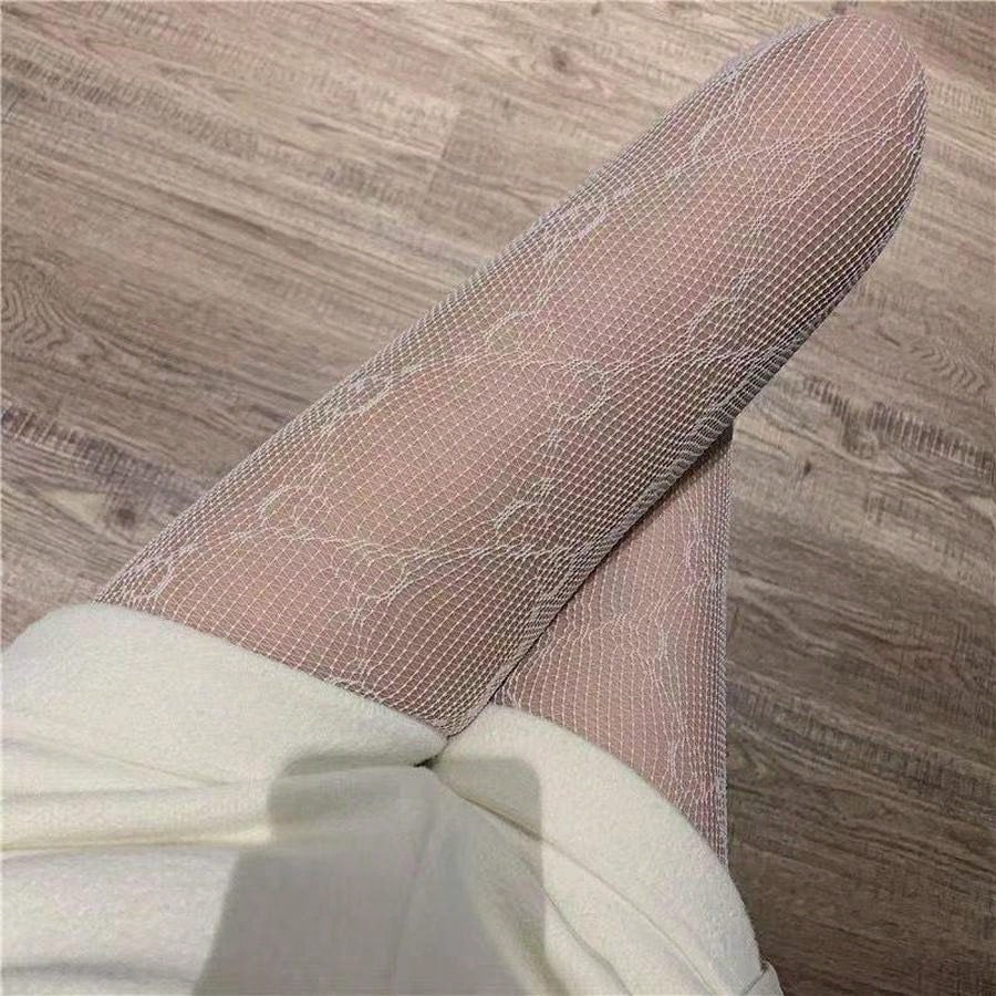 7259 2a-02-12 Un Par De Medias De Red Blancas Sexis De Doble G Con Top De Encaje Con Estampado De Letras Y Pantimedias Estampadas De Malla Pequeña