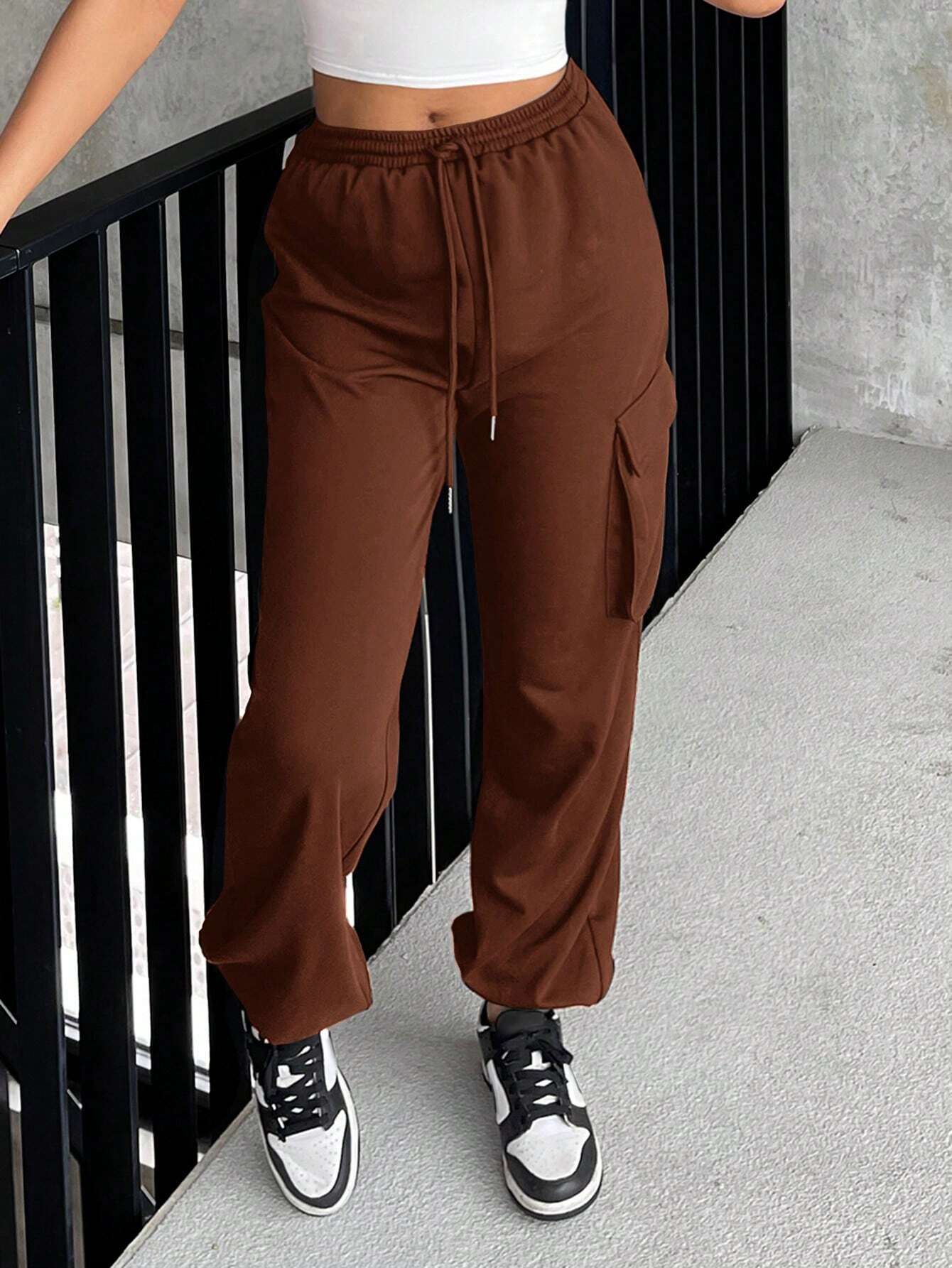 7085 1t-007 Pantalones deportivos cargo unicolor con bolsillo lateral con solapa de cintura con cordón