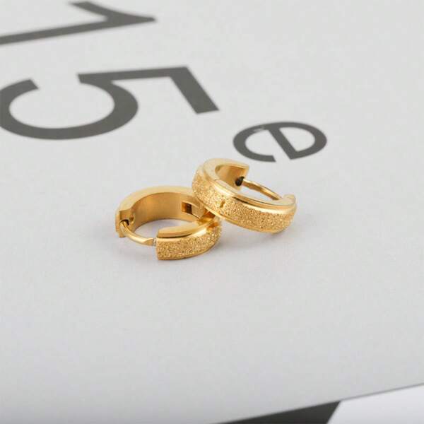 7851 1b-073 Un Par De Pendientes De Argolla Redondos Y Geométricos Con Acabado Mate Simples Y De Moda