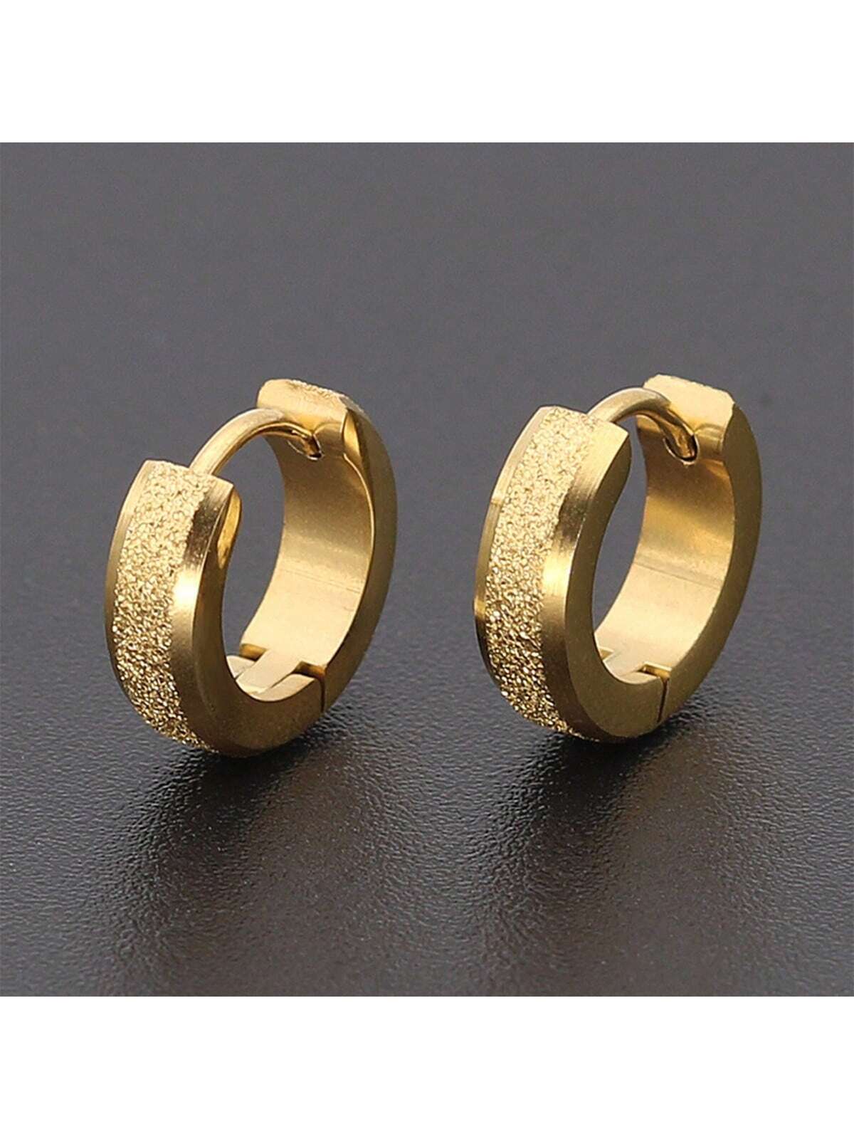 7851 1b-073 Un Par De Pendientes De Argolla Redondos Y Geométricos Con Acabado Mate Simples Y De Moda