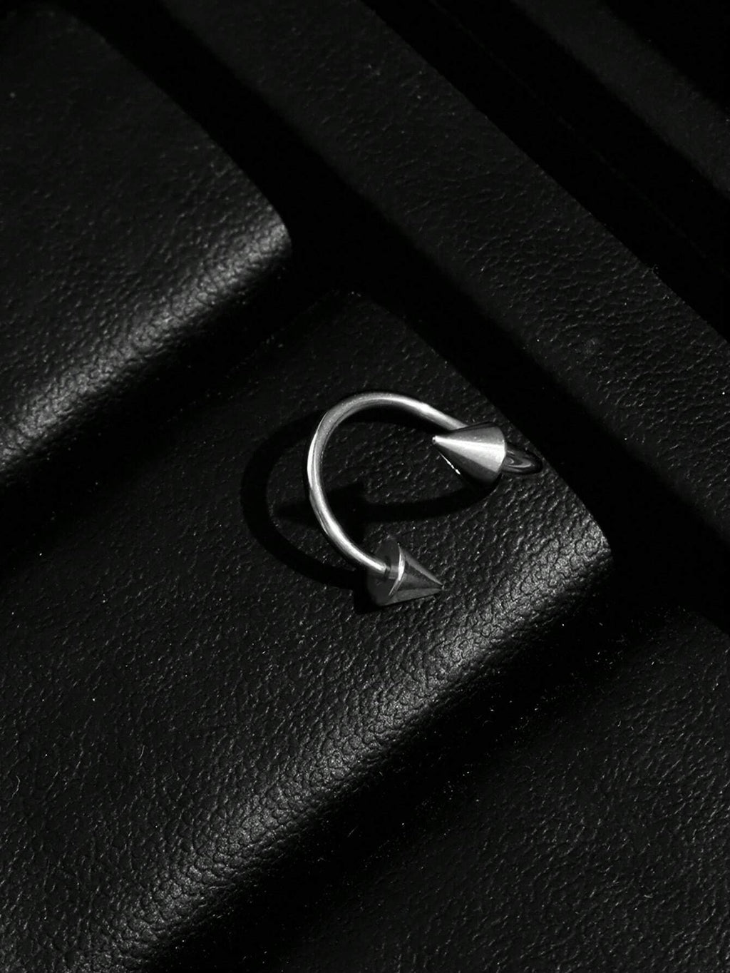 5885 1b-070 Anillo De Labios Creativo En Forma De Cono De Acero Inoxidable Plateado