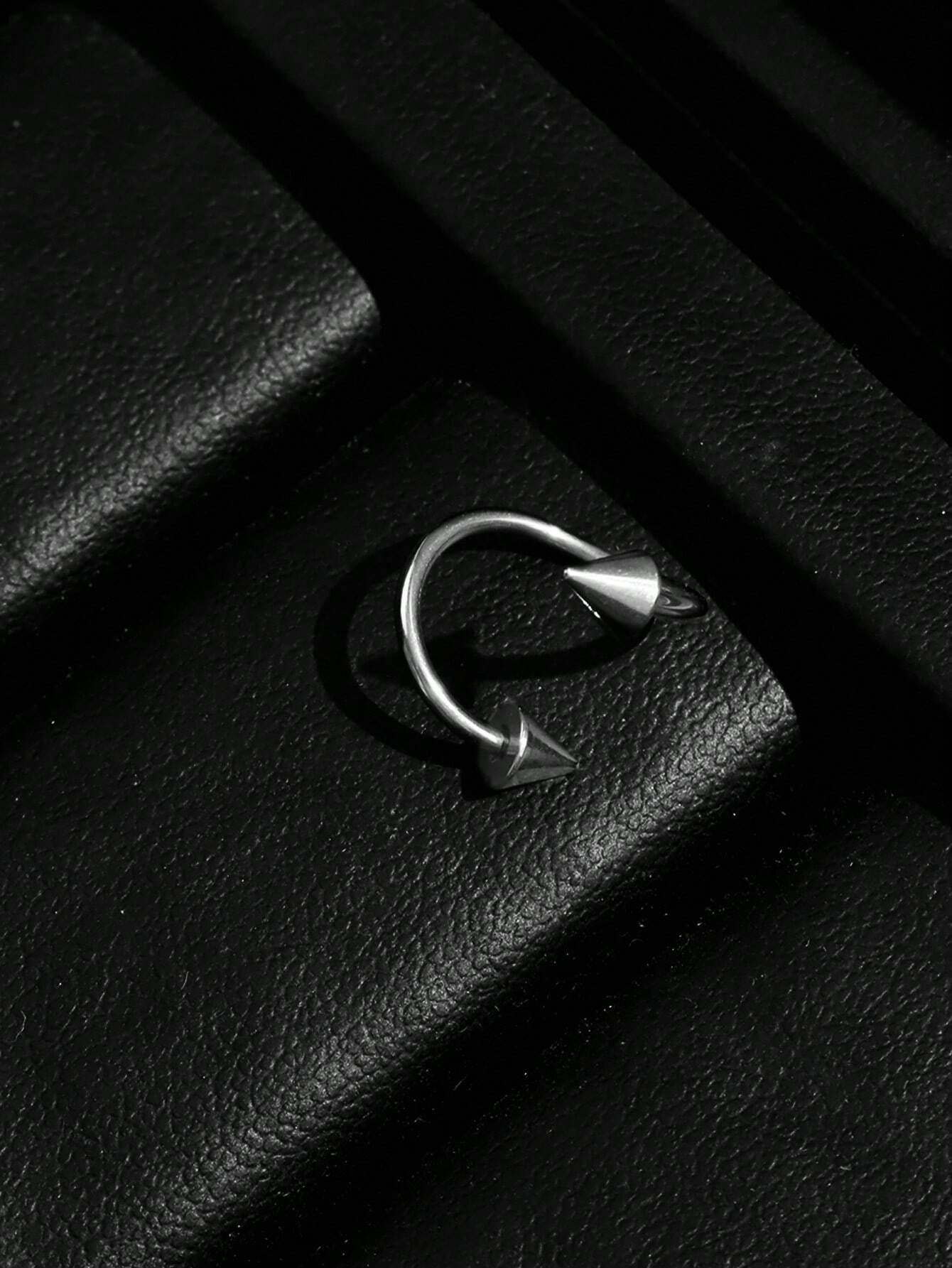 5885 1b-070 Anillo De Labios Creativo En Forma De Cono De Acero Inoxidable Plateado