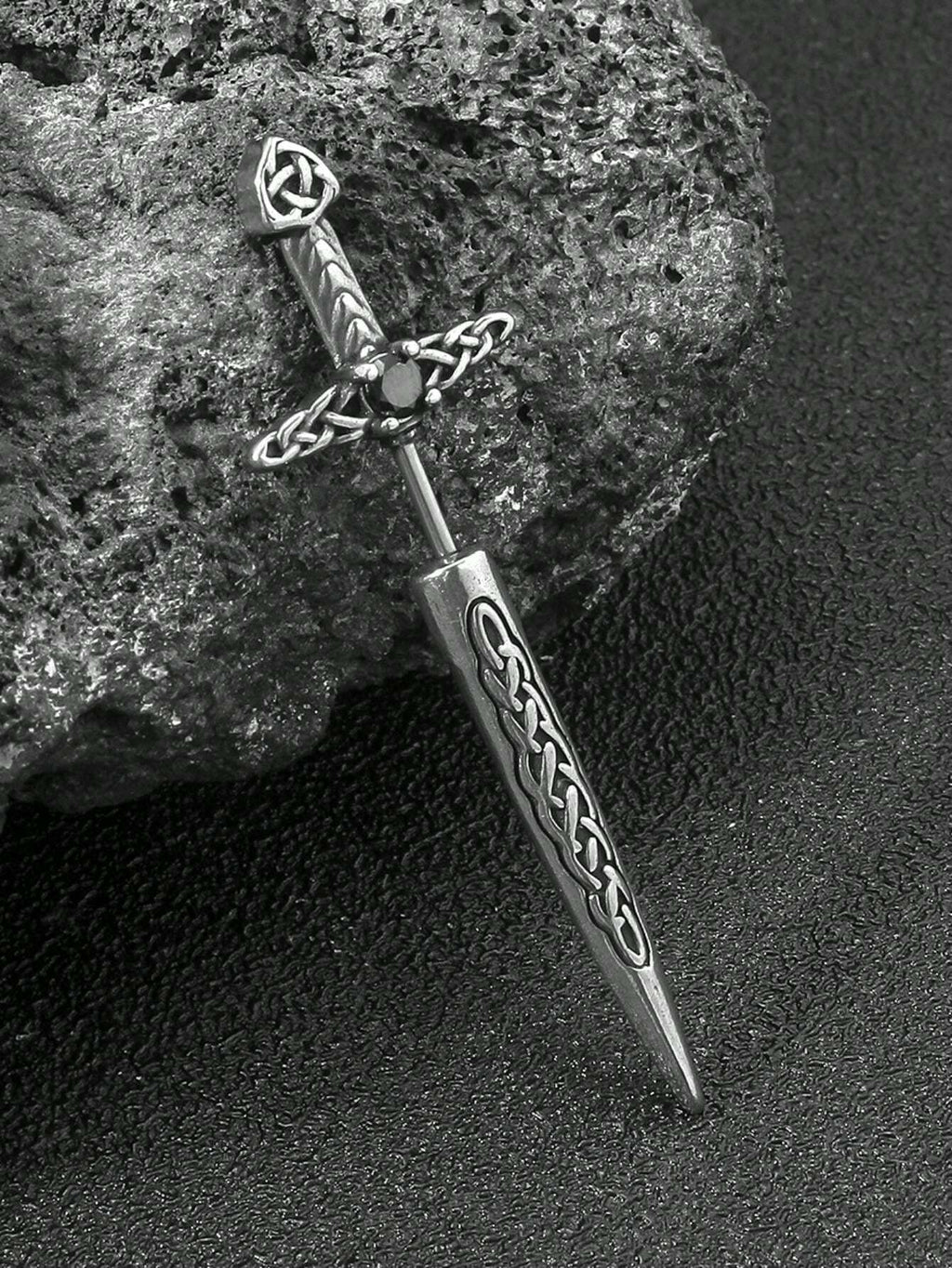 11346 B03-13 1 pieza de hombres personalidad en forma de espada de acero inoxidable espiral Arete