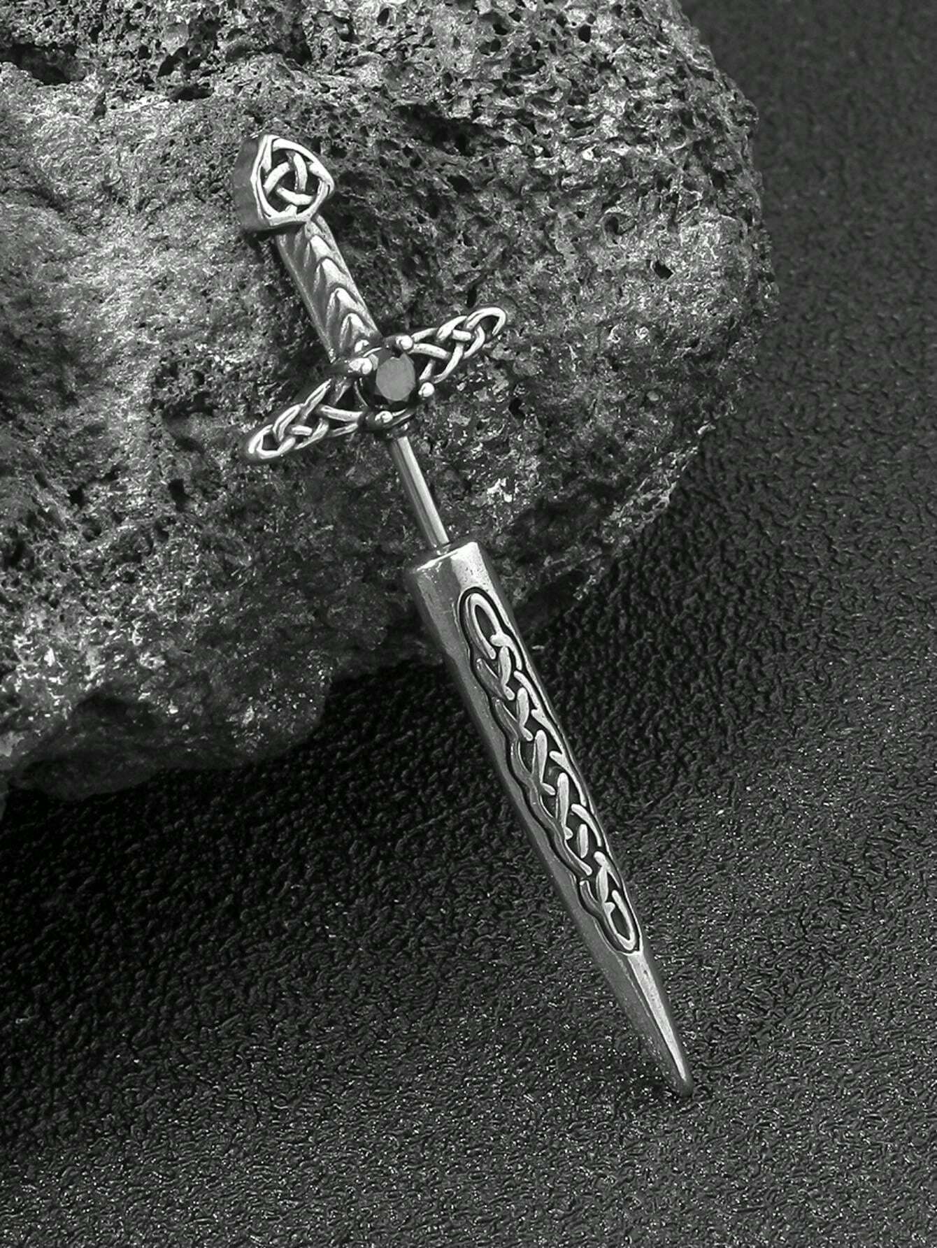 11346 B03-13 1 pieza de hombres personalidad en forma de espada de acero inoxidable espiral Arete