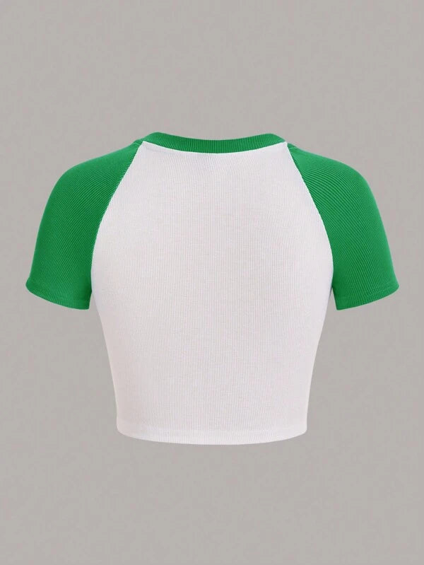 7055 a01-04 Camiseta crop con estampado de figura y slogan de manga raglán
