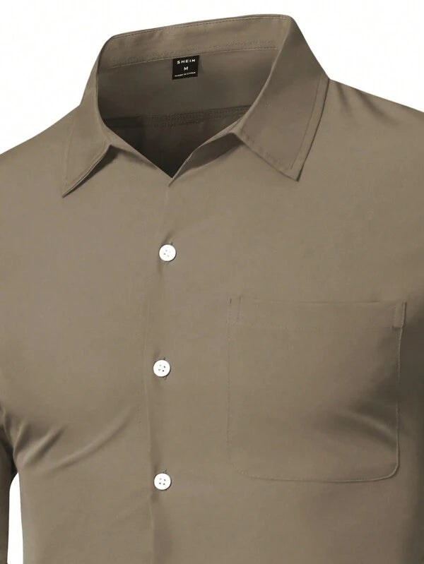 7049 1t-006 Camisa unicolor con botón con parche de bolsillo para hombre