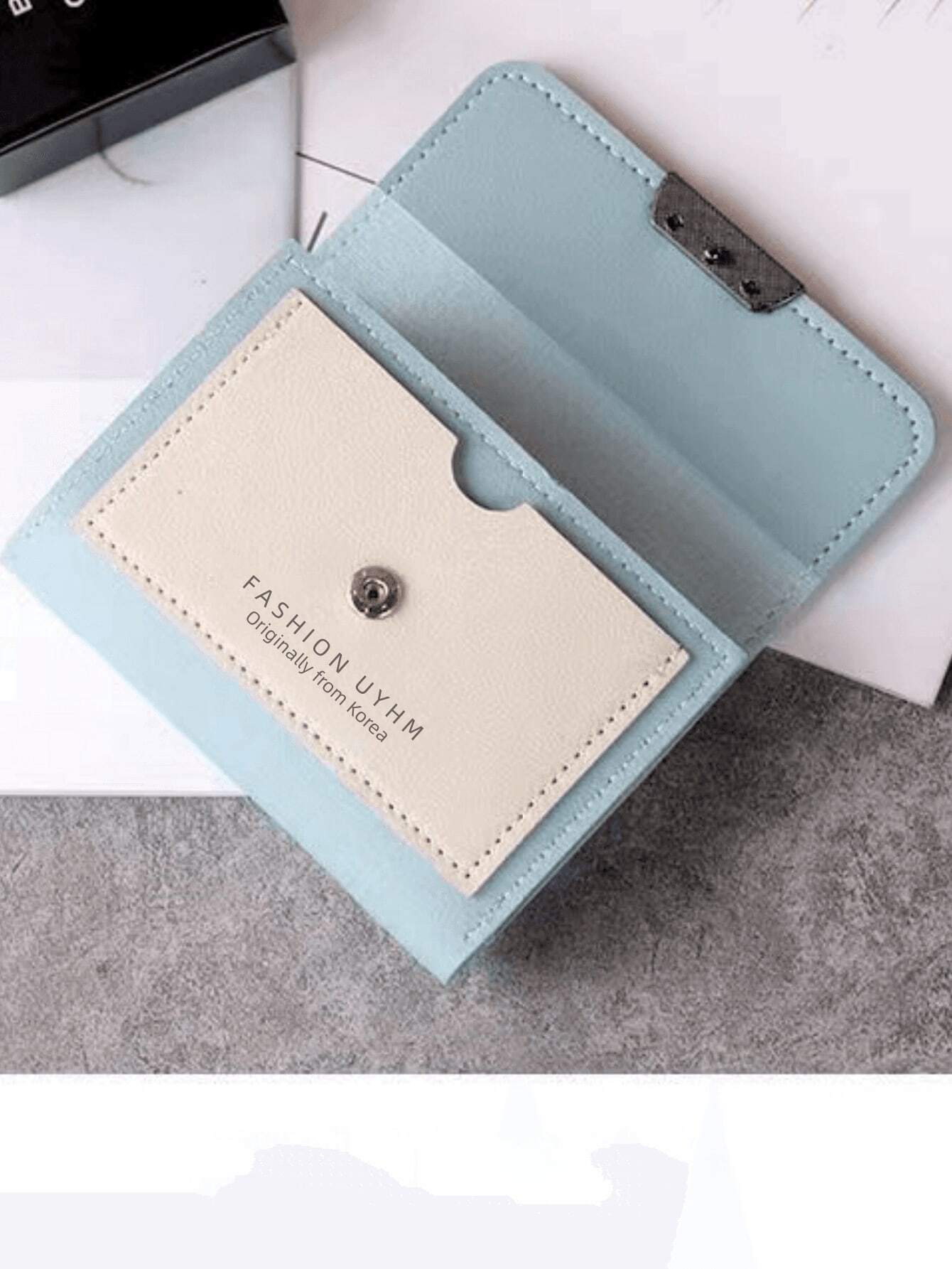 9696 1t-002 Un Monedero Corto Portátil De Pu De Tres Pliegues En Azul Cielo Y Blanco Con Hebilla