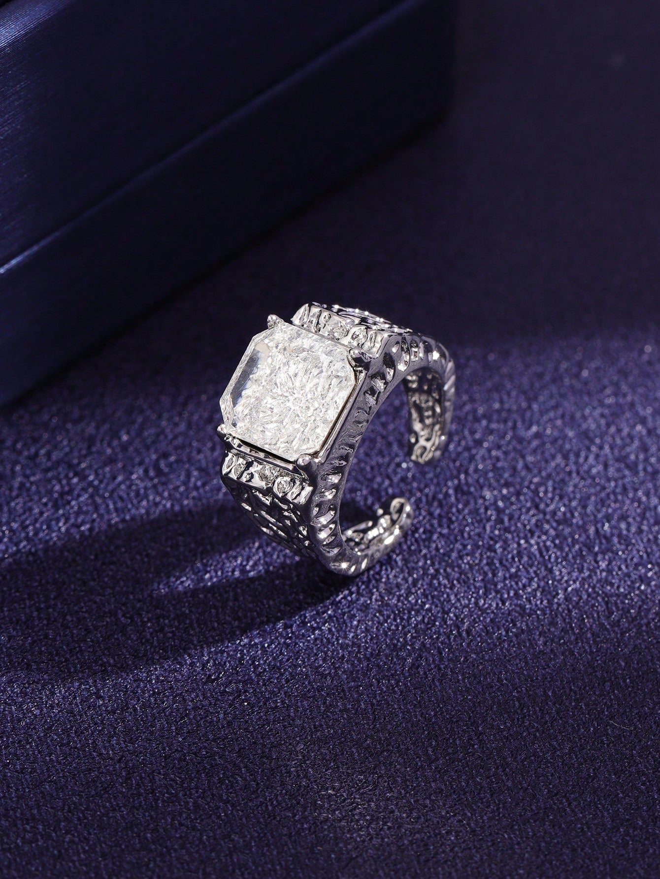 7192 b03-12 Un Anillo Abierto Con Textura Inusual Con Incrustaciones De Piedra Plana Iridiscente Y De Fuegos Artificiales Para El Uso Diario De Hombres Y Mujeres