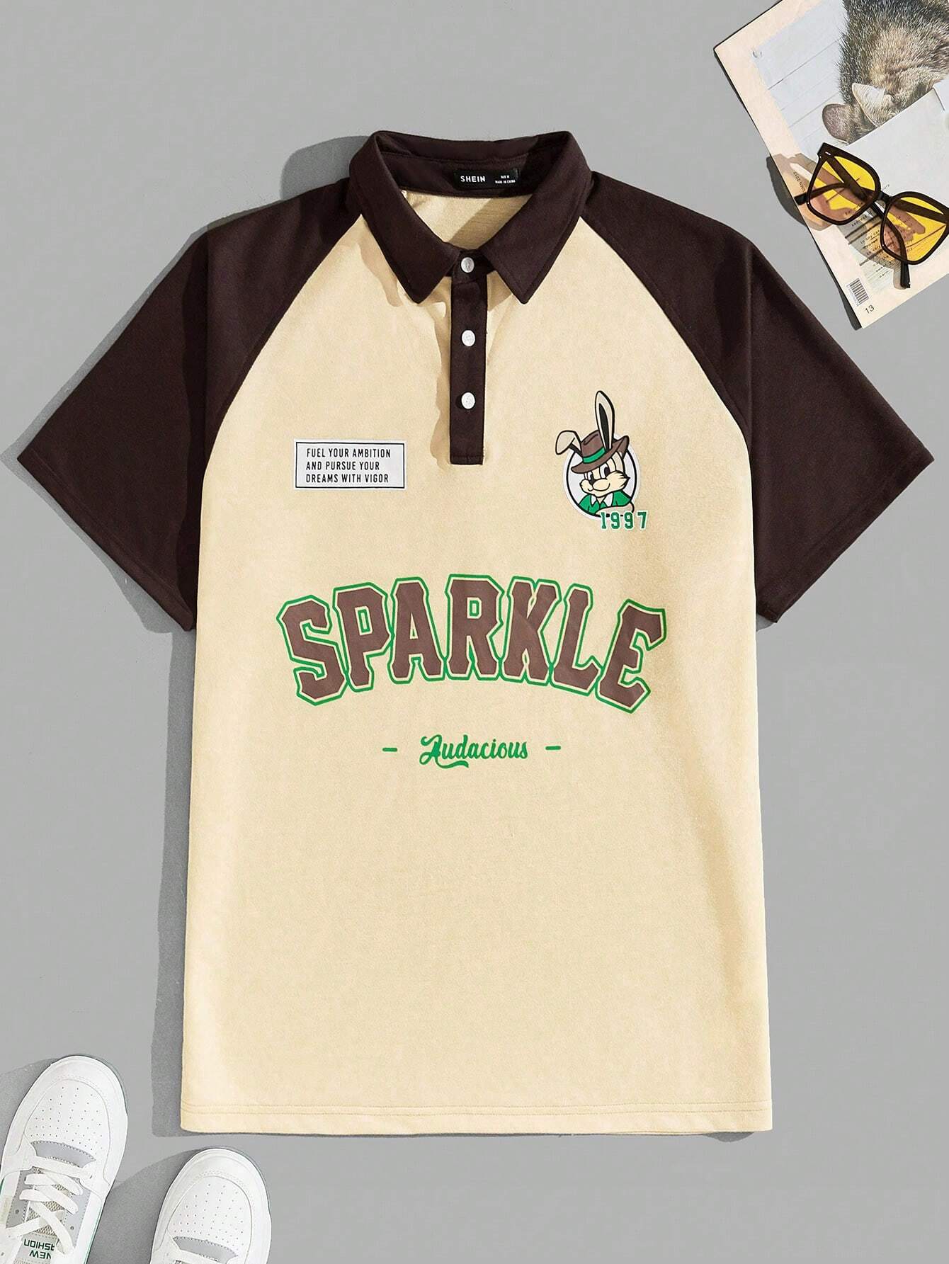 7802 a08-07 Camisa polo con estampado de letra de manga raglán