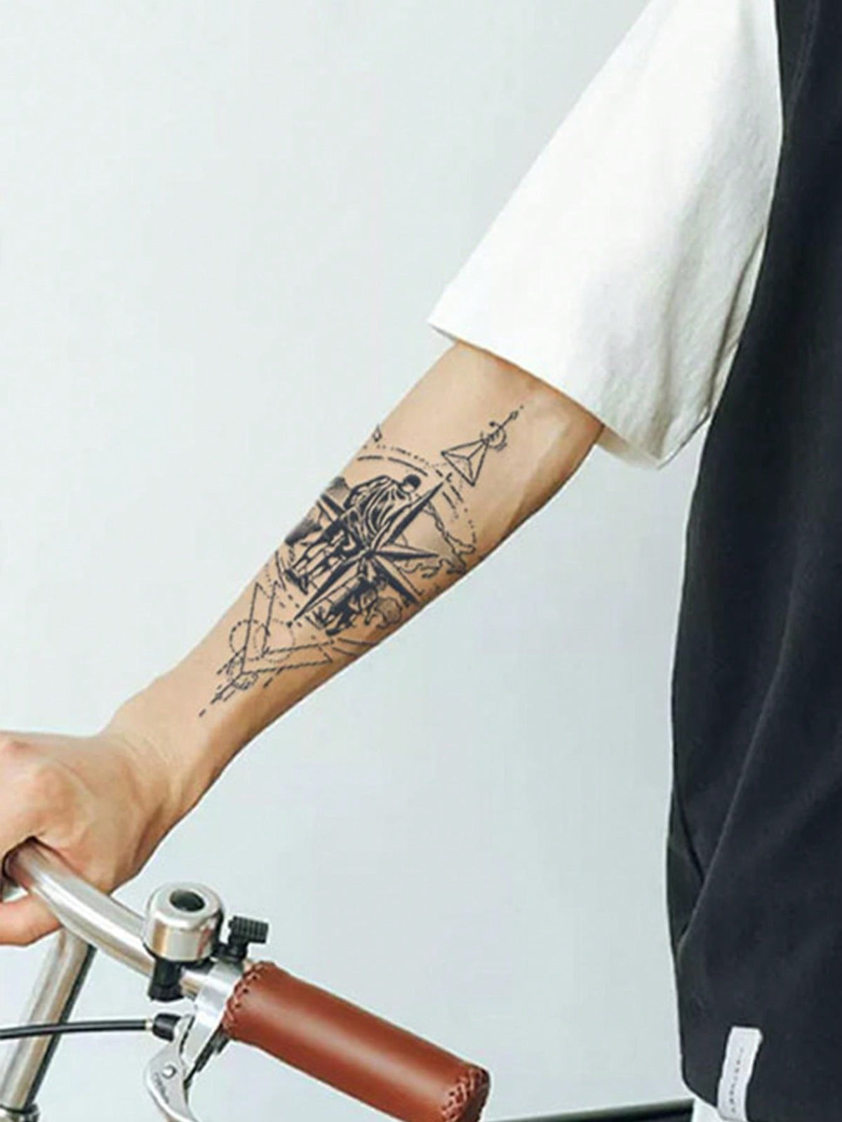 7919 a13-01 Una Pieza Pegatina De Tatuaje De Brújula A Prueba De Agua Y No Reflectante Para El Brazo Del Hombre
