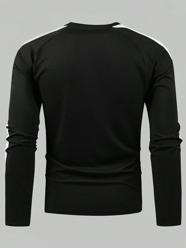 7266 1t-006 Camiseta deportiva con estampado de letra con costura lateral en contraste de manga raglán