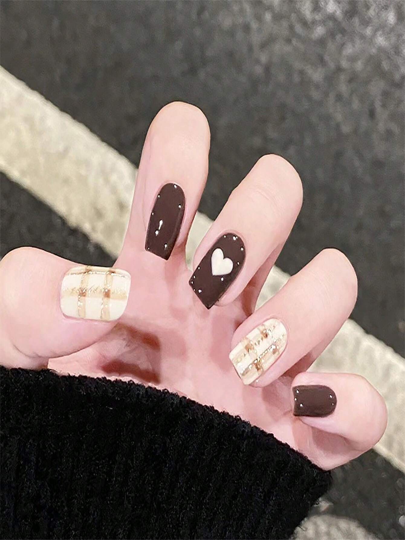 7458 1b-03-14 Veinticuatro Piezas Uñas Postizas Con Forma De Corazón Marrón