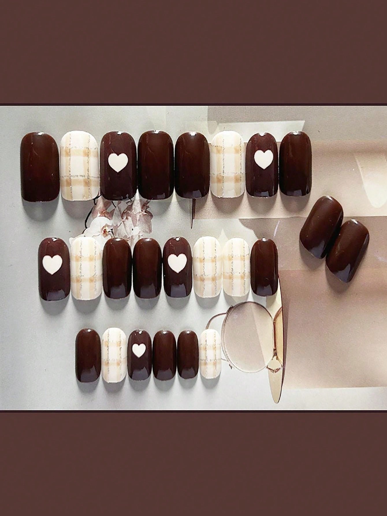 7458 1b-03-14 Veinticuatro Piezas Uñas Postizas Con Forma De Corazón Marrón