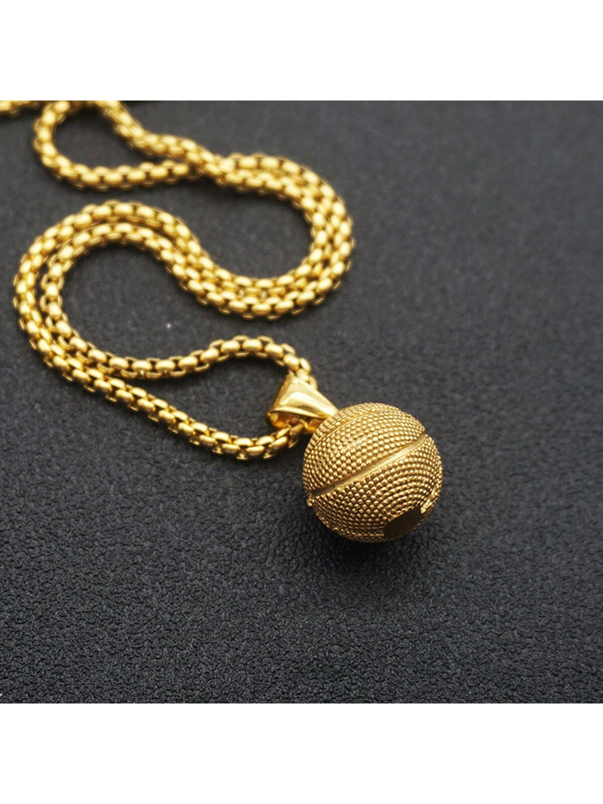 8199 a10-06 Un Collar Con Colgante En Forma De Baloncesto Para Hombres