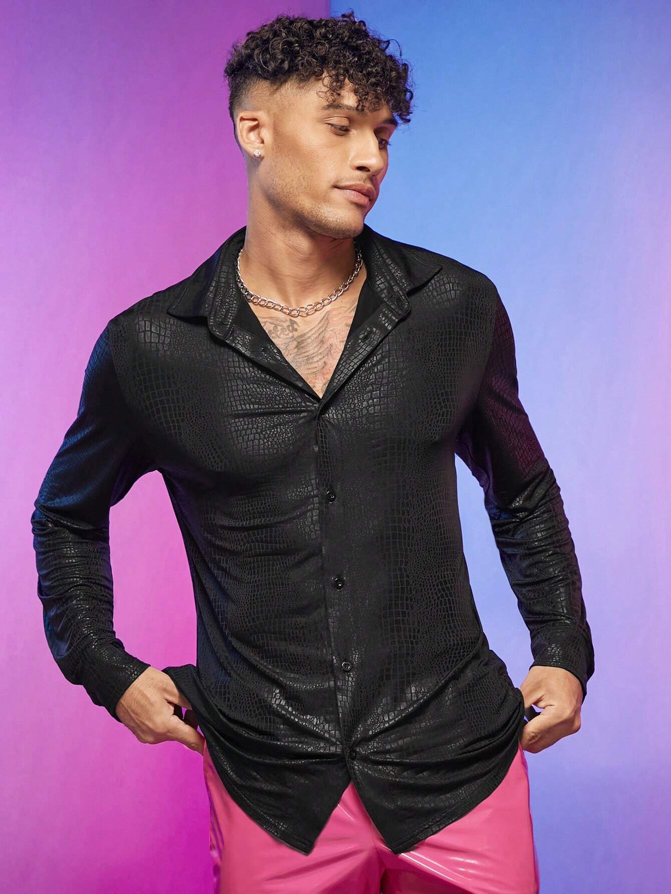 7756 a08-06 Camisa con cocodrilo en relieve con botón delantero