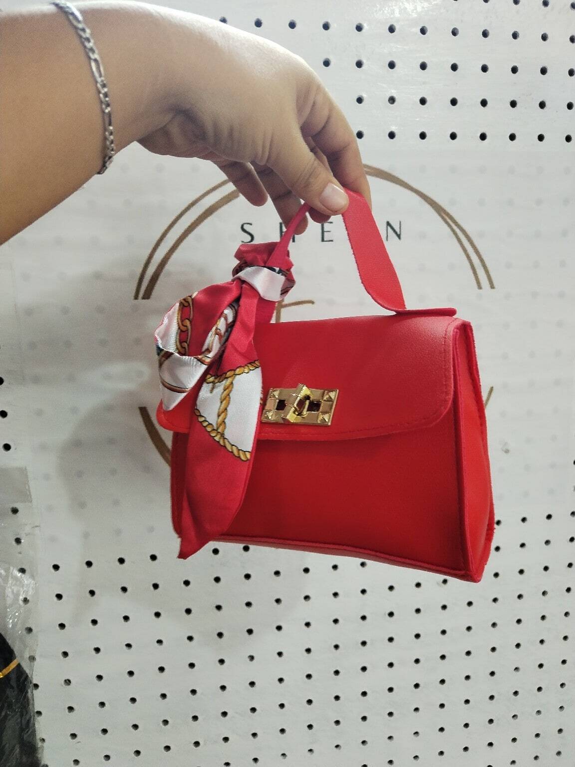 7541 a11-01 Cartera De Solapa Fashion Con Decoración De Mini Bufanda Roja Y Correa De Cadena Metálica