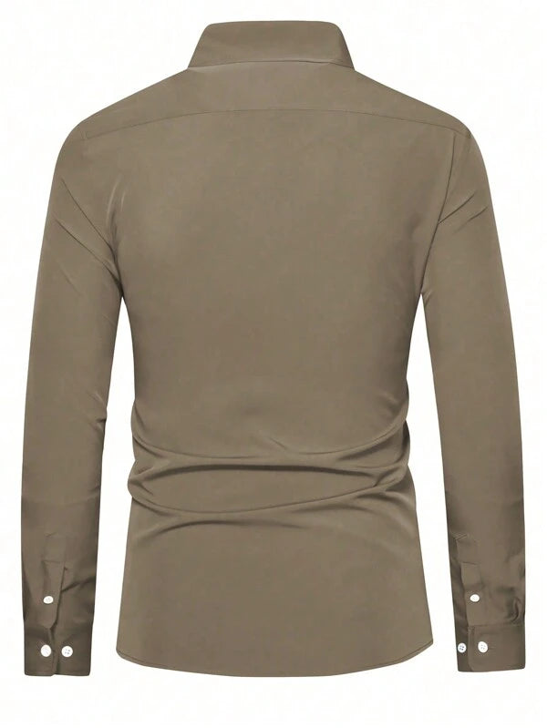 7049 1t-006 Camisa unicolor con botón con parche de bolsillo para hombre