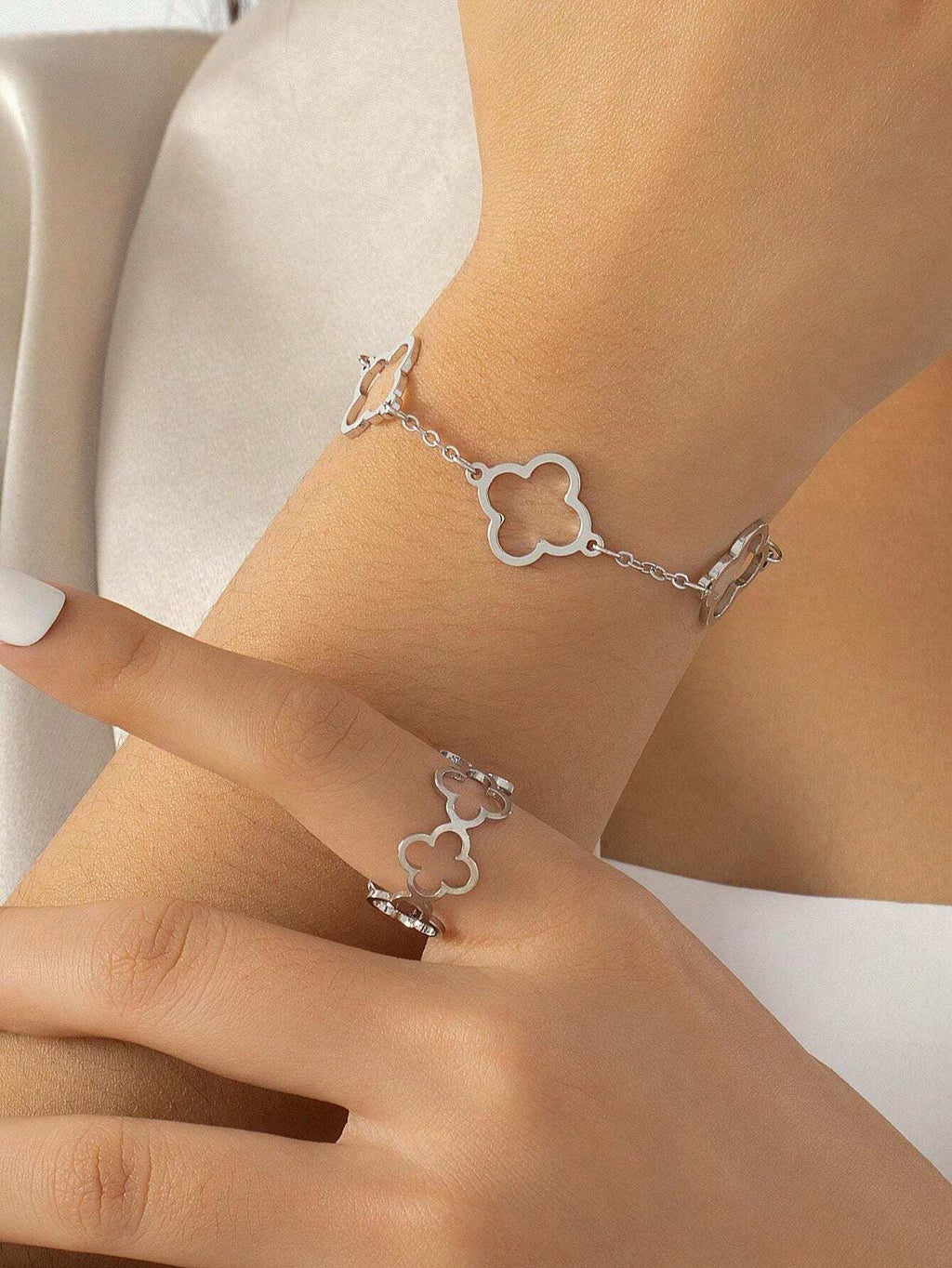 10046 1b-076 conjunto De Pulsera Y Anillo Con Diseño De Flor De La Suerte