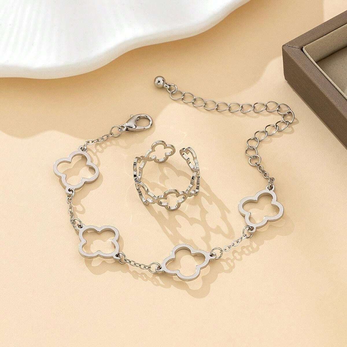 10046 1b-076 conjunto De Pulsera Y Anillo Con Diseño De Flor De La Suerte