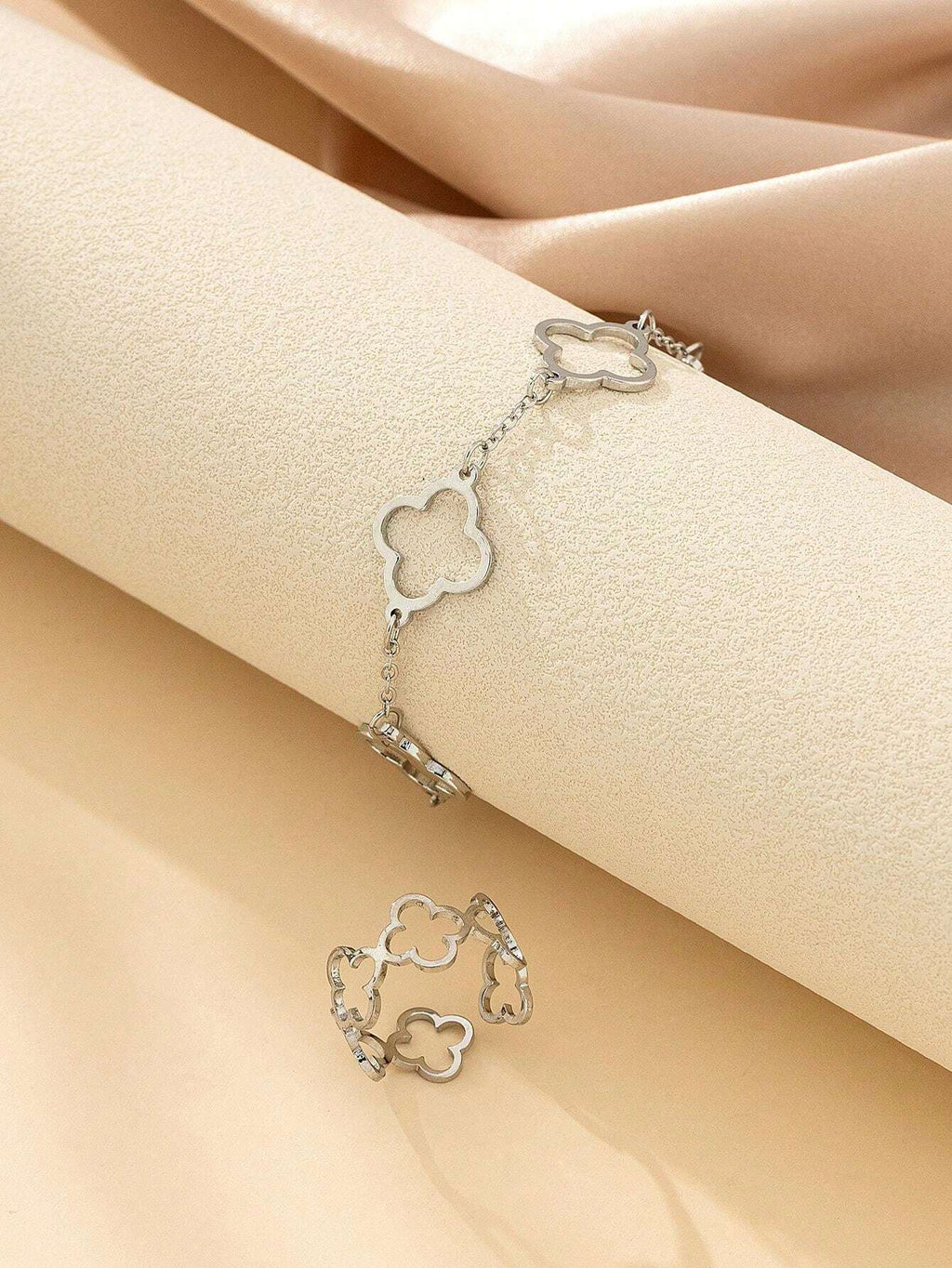 10046 1b-076 conjunto De Pulsera Y Anillo Con Diseño De Flor De La Suerte