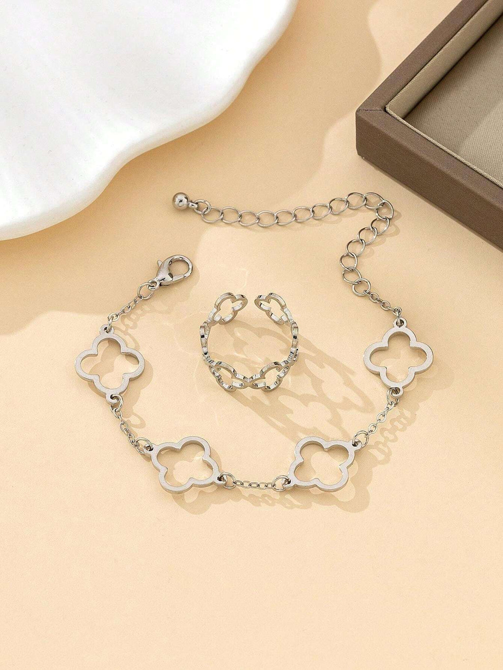 10046 1b-076 conjunto De Pulsera Y Anillo Con Diseño De Flor De La Suerte