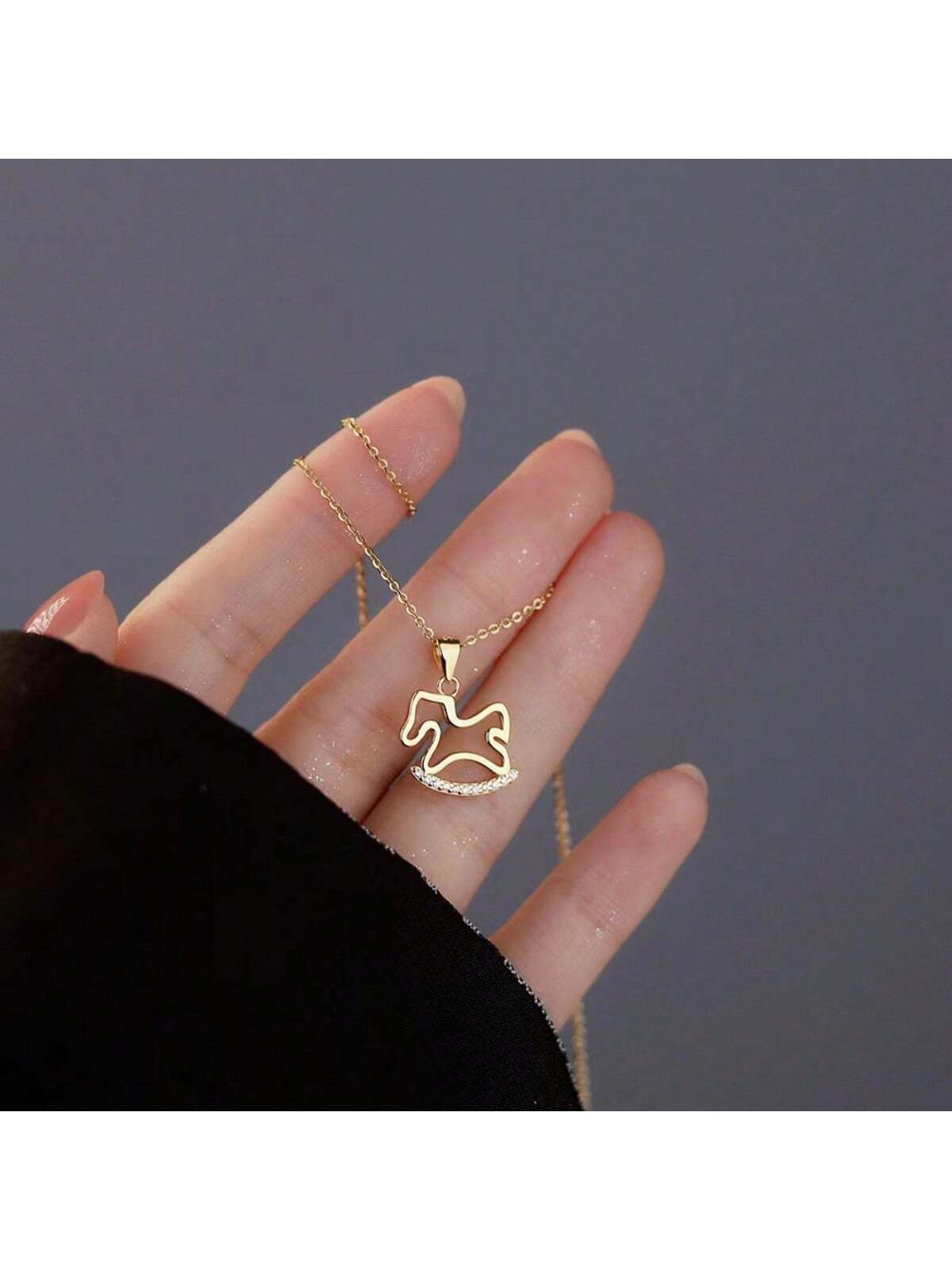 7961 1b-076 Una Pieza Collar Lindo Y Creativo Con Un Diseño De Caballo De Madera