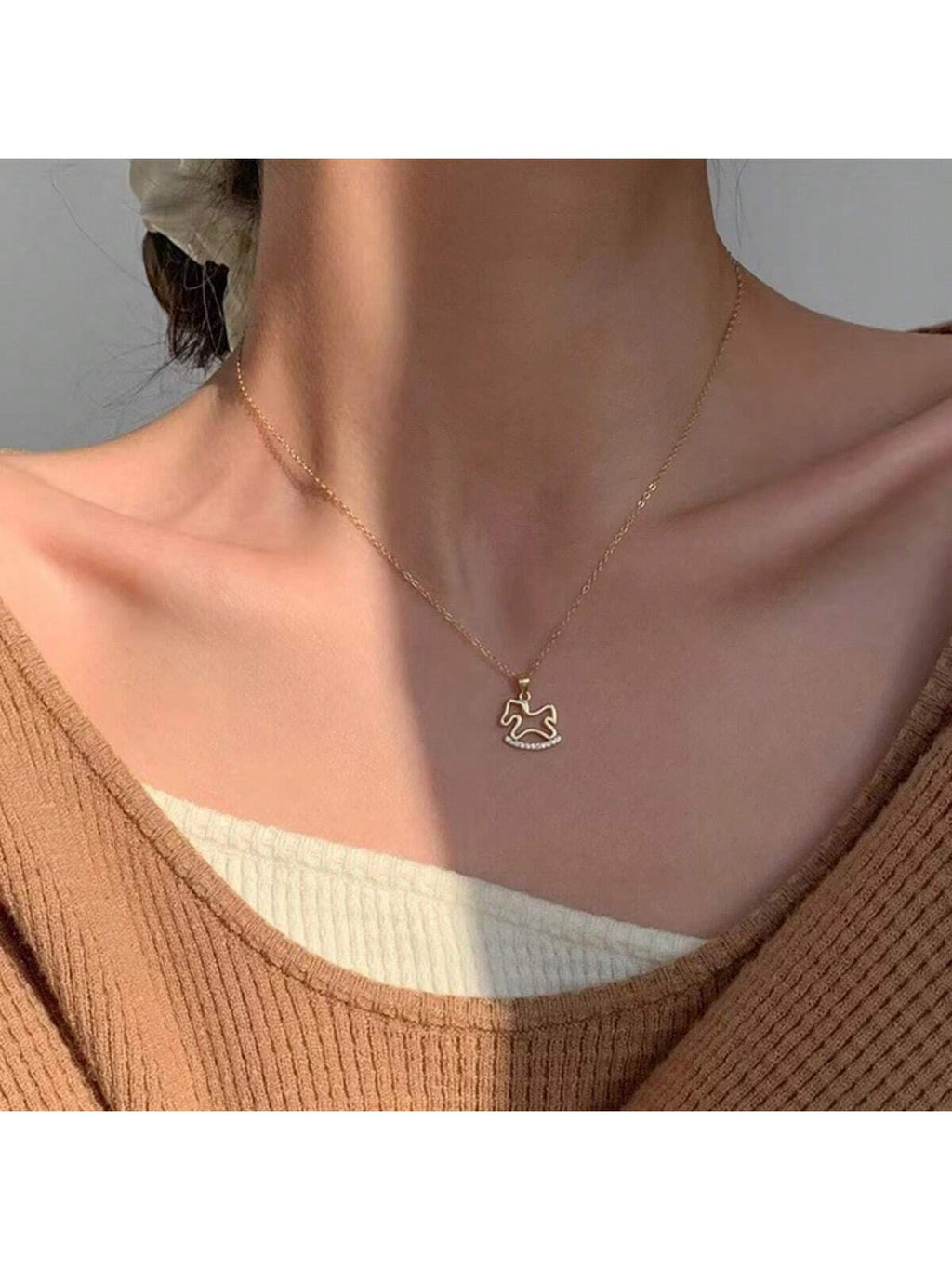 7961 1b-076 Una Pieza Collar Lindo Y Creativo Con Un Diseño De Caballo De Madera