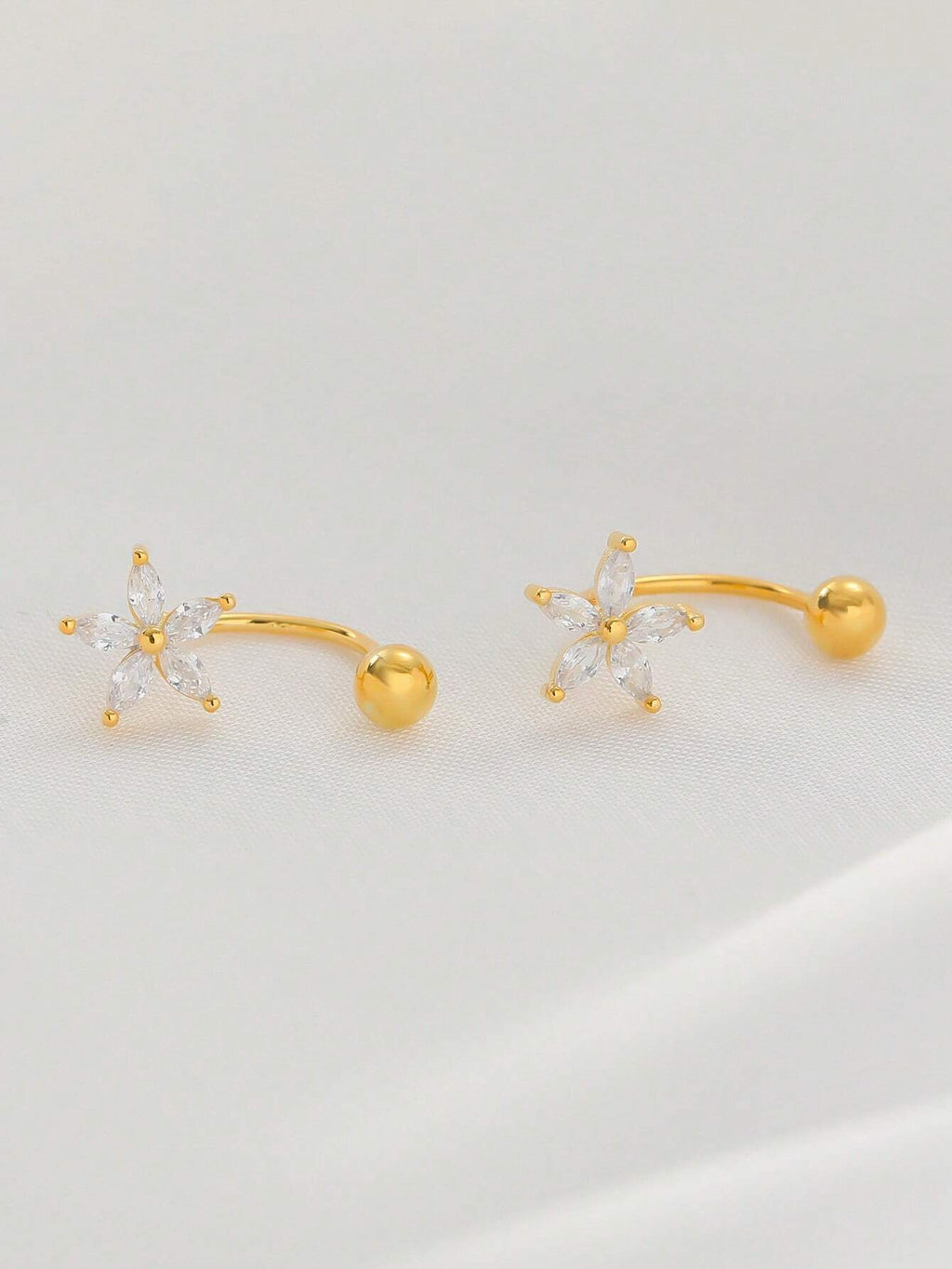 15105 1b-05-03 Pendientes Con Forma C De Flor 2 Pzas