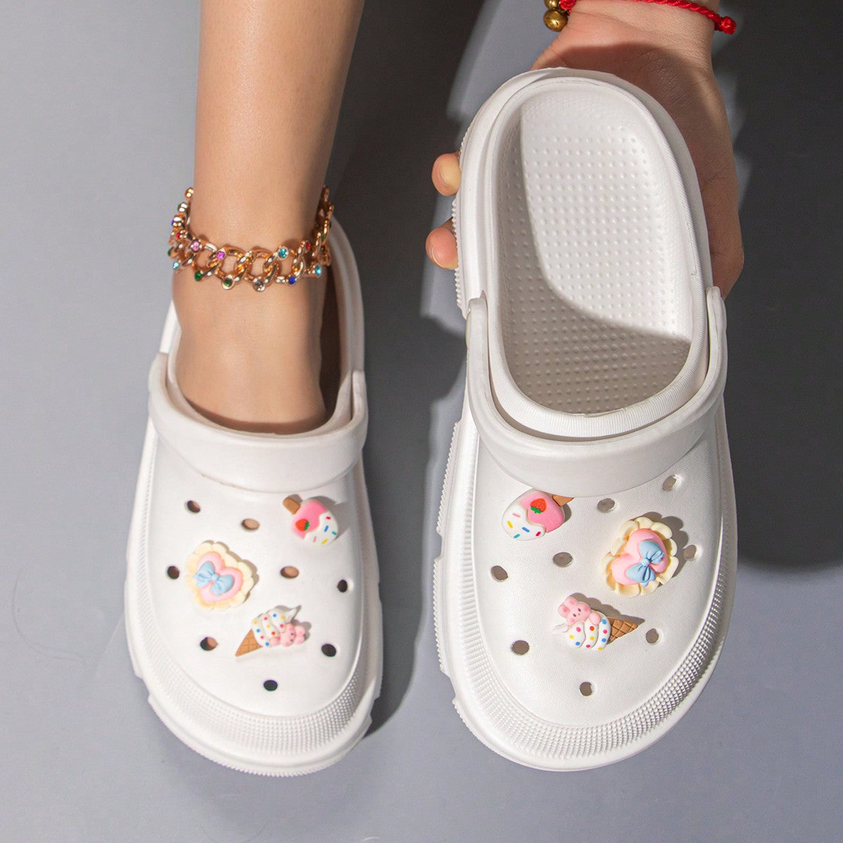 17879 1c-024 Crocs con adorno de helado & de corazón con abertura