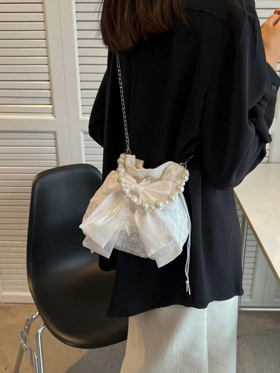 14924 1c-02-09 Mini Bolso de cubo con cadena texturizada decorada con imitación de perlas y lazo.
